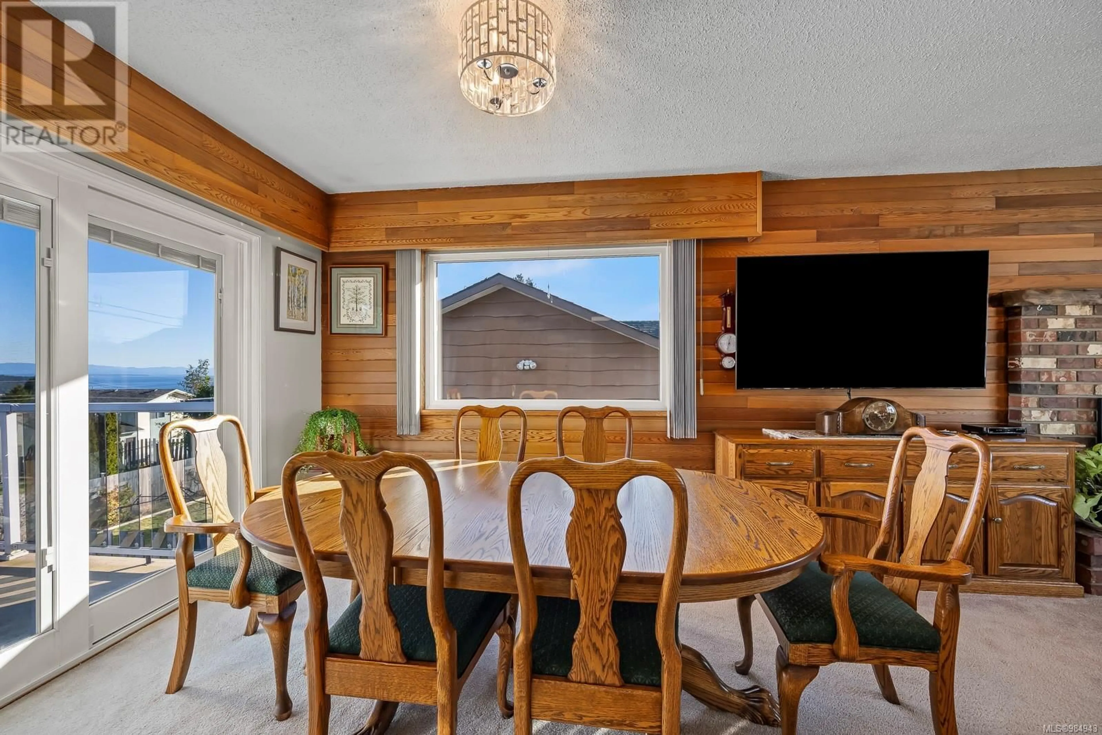 Dining room, wood/laminate floor for 533 Birch St S, Campbell River British Columbia V9W6A7