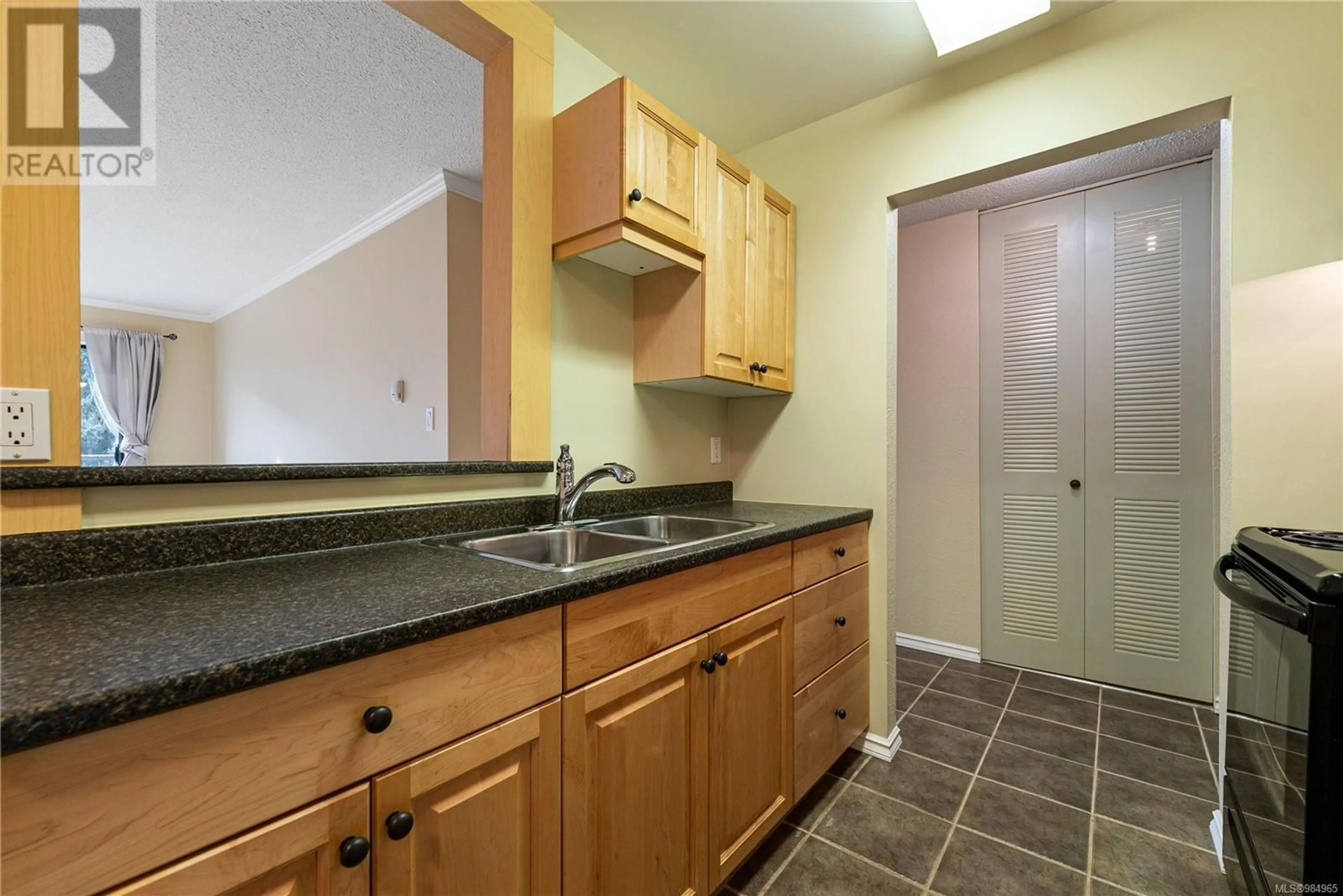 Standard kitchen, unknown for 205 1600 Dufferin Cres, Nanaimo British Columbia V9S5N2