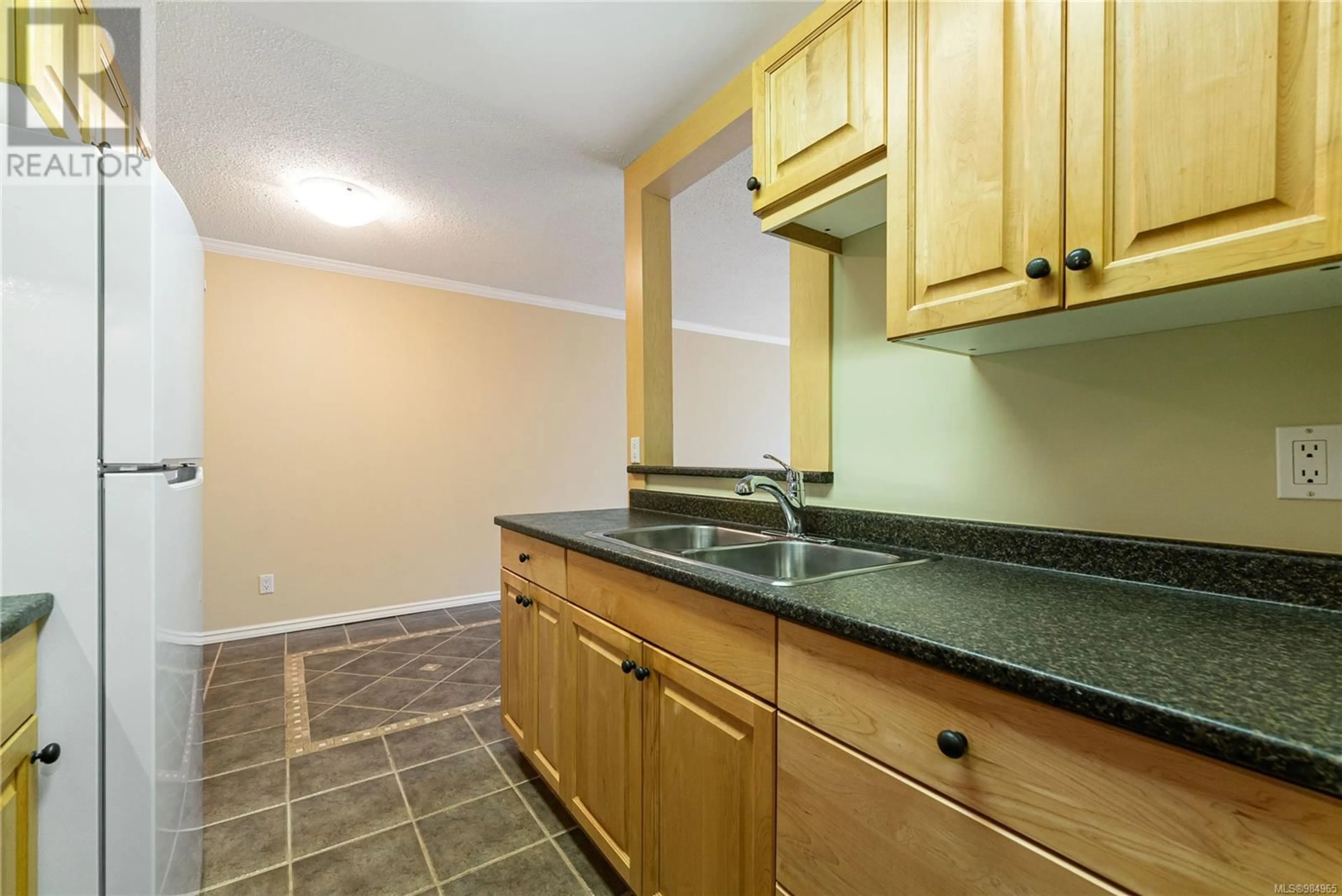 Standard kitchen, ceramic/tile floor for 205 1600 Dufferin Cres, Nanaimo British Columbia V9S5N2