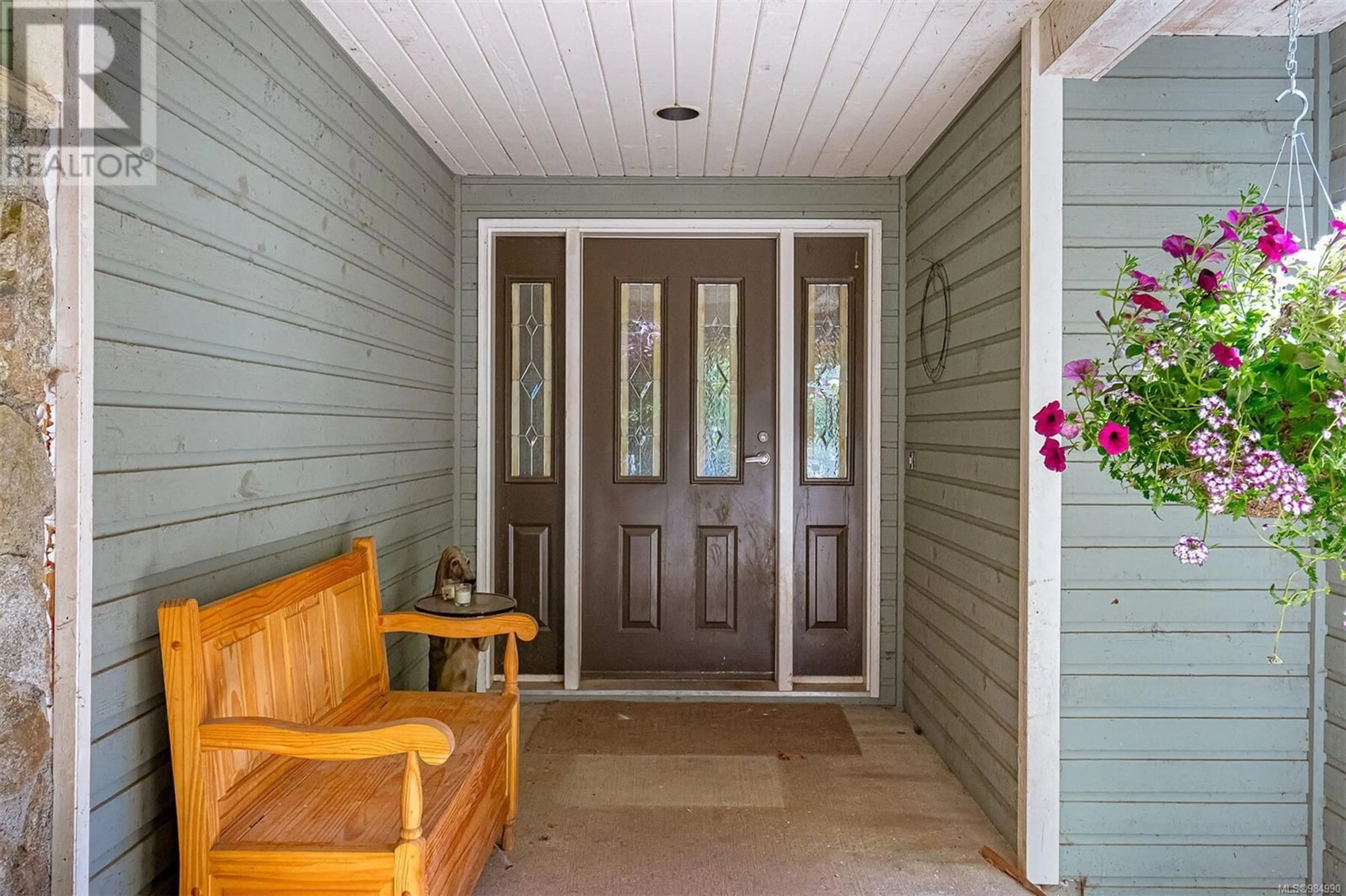 Indoor entryway for 1465 Cypress Rd, North Saanich British Columbia V8L5R3