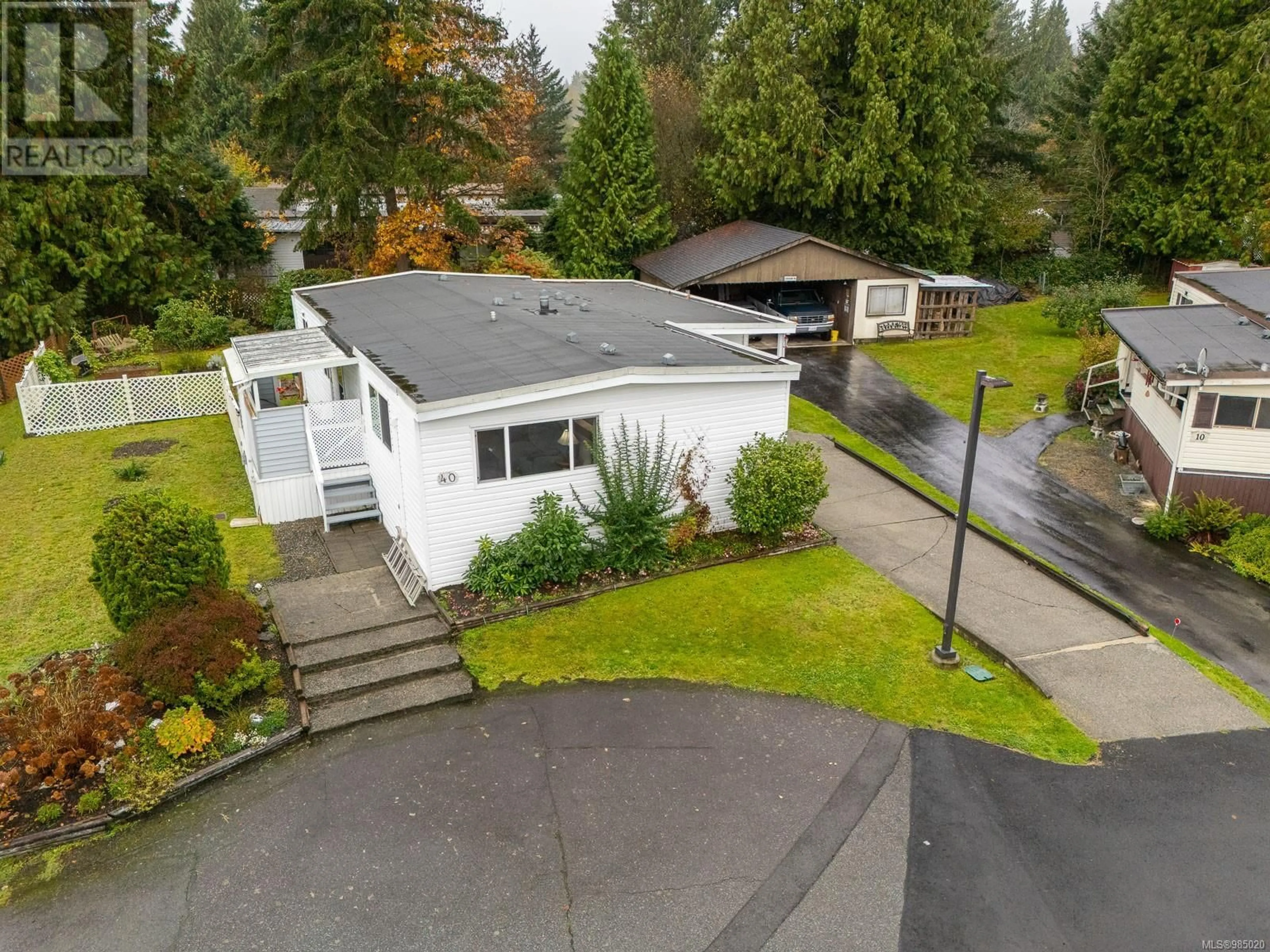 A pic from outside/outdoor area/front of a property/back of a property/a pic from drone, street for 40 61 Twelfth St, Nanaimo British Columbia V9R6L3