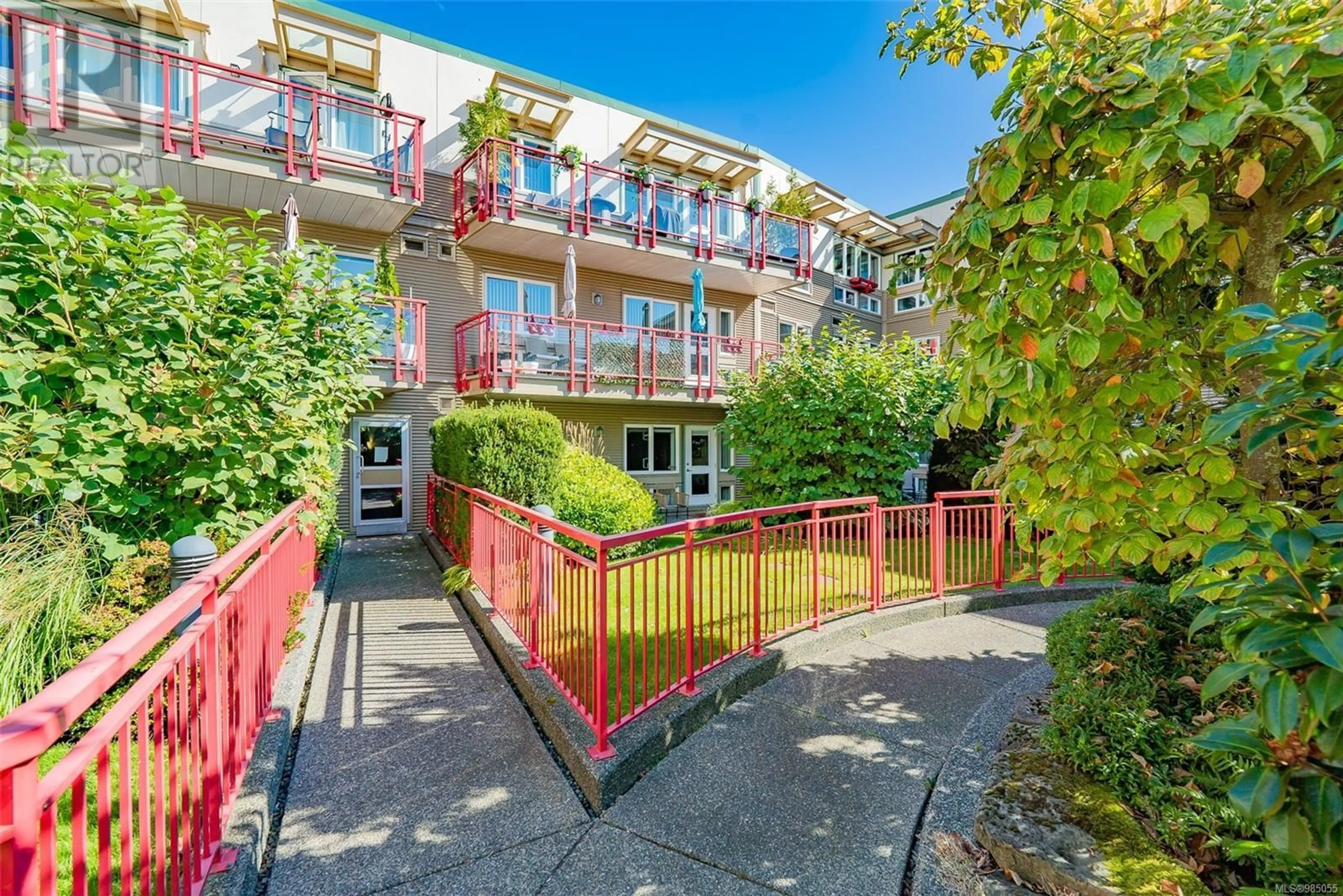 Patio, street for 320 99 Chapel St, Nanaimo British Columbia V9R5H3