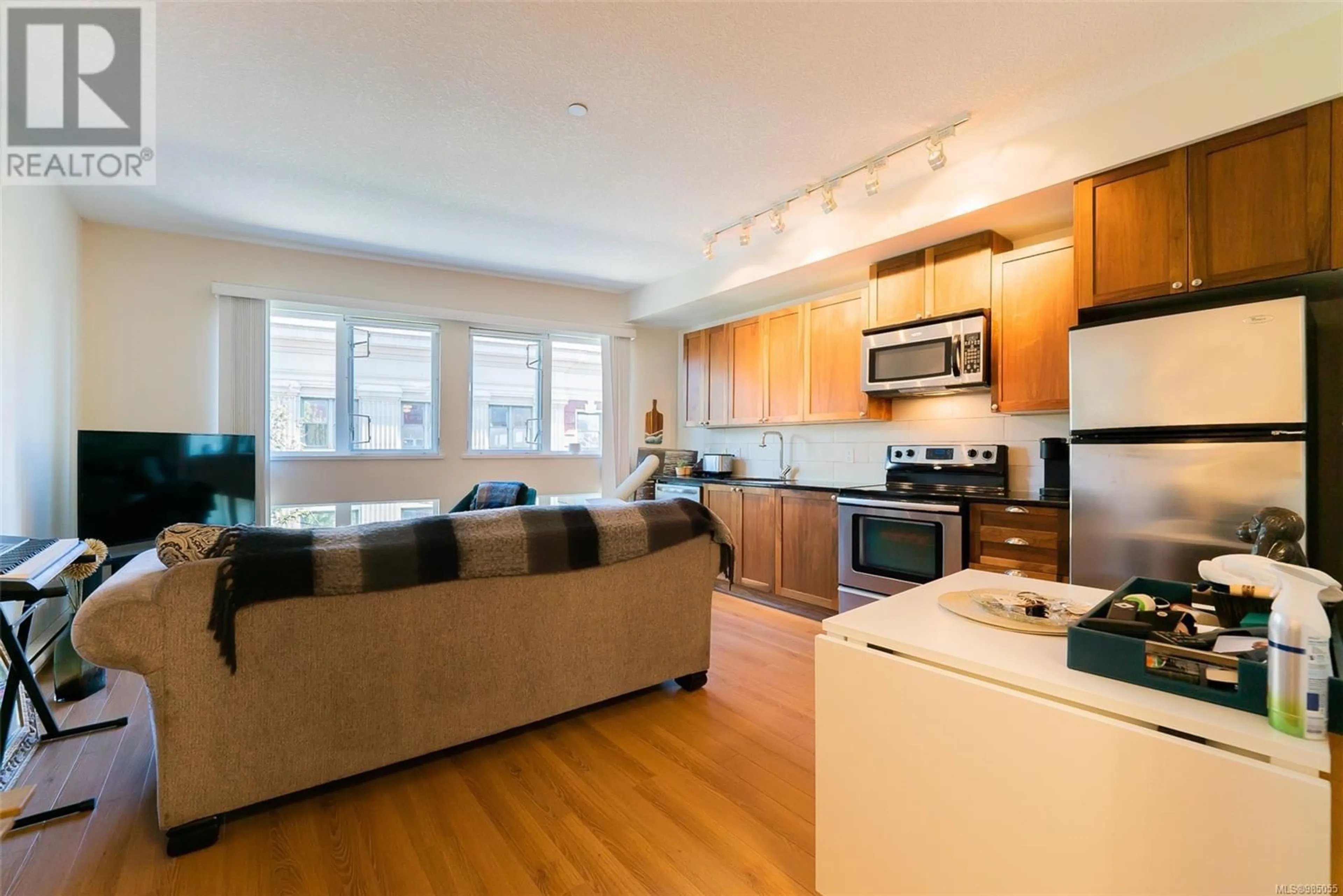 Open concept kitchen, wood/laminate floor for 320 99 Chapel St, Nanaimo British Columbia V9R5H3