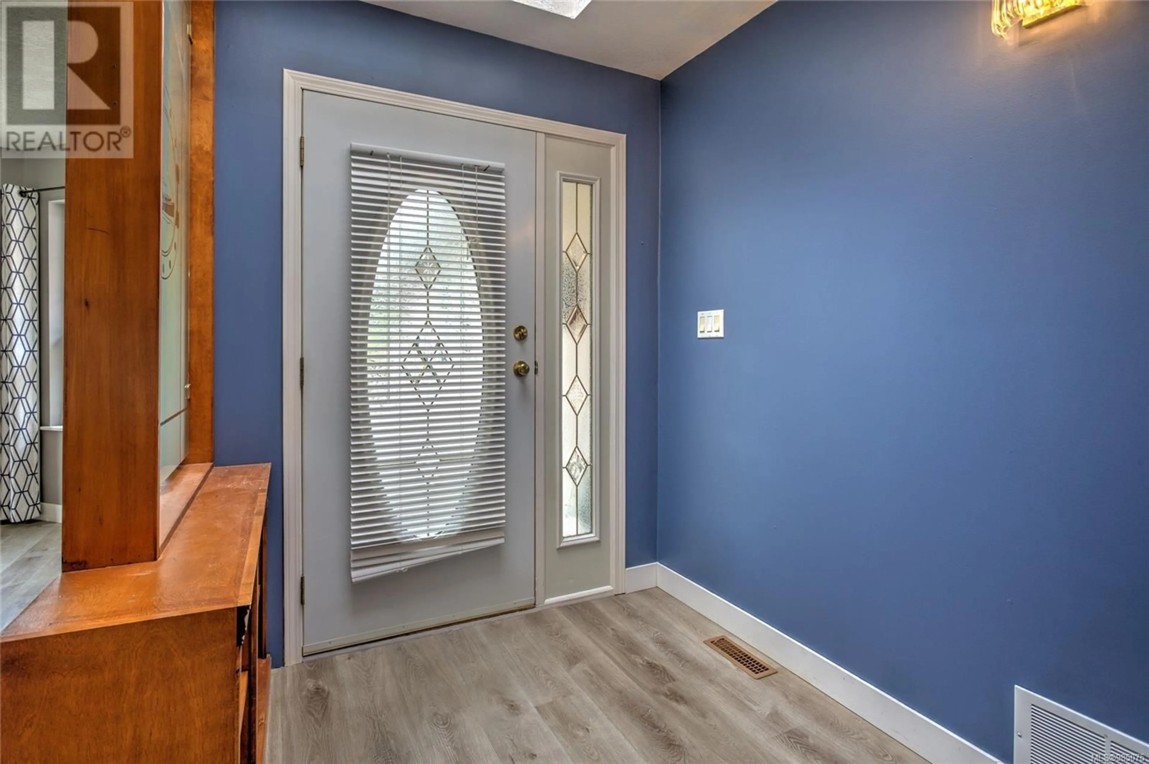 Indoor entryway for 8106 Spinnaker Pl, Crofton British Columbia V0R1R0