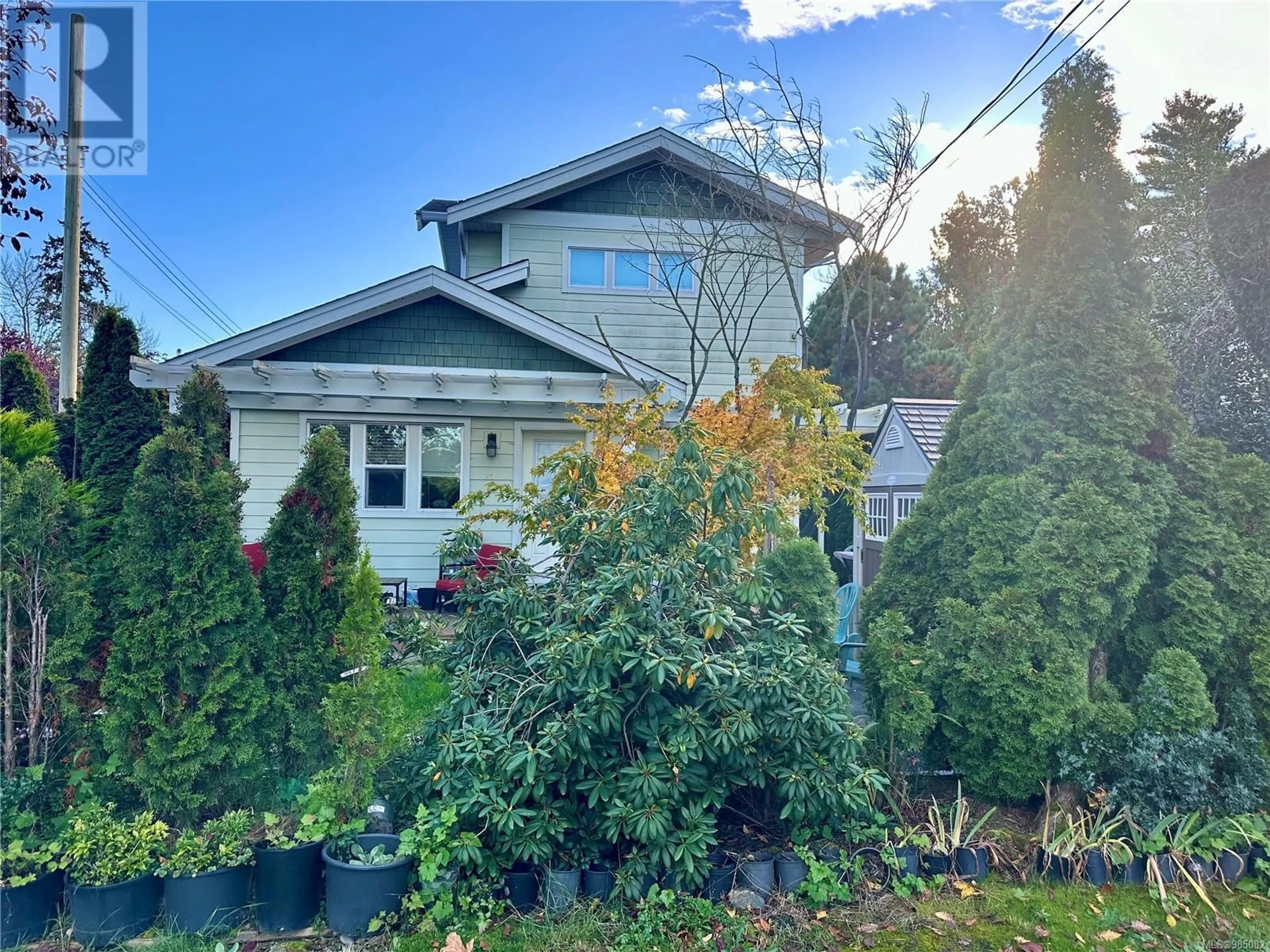 A pic from outside/outdoor area/front of a property/back of a property/a pic from drone, street for 931 Selkirk Ave, Esquimalt British Columbia V9A2V2