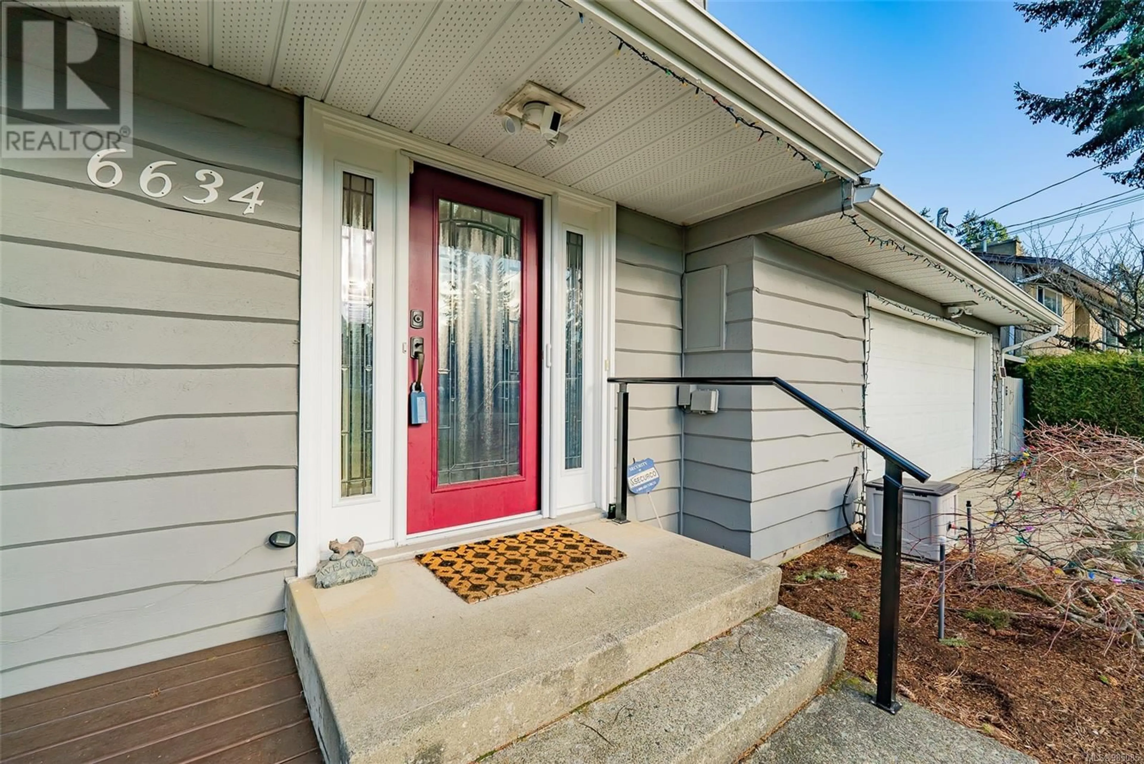 Indoor entryway for 6634 Southampton Rd, Nanaimo British Columbia V9V1A5