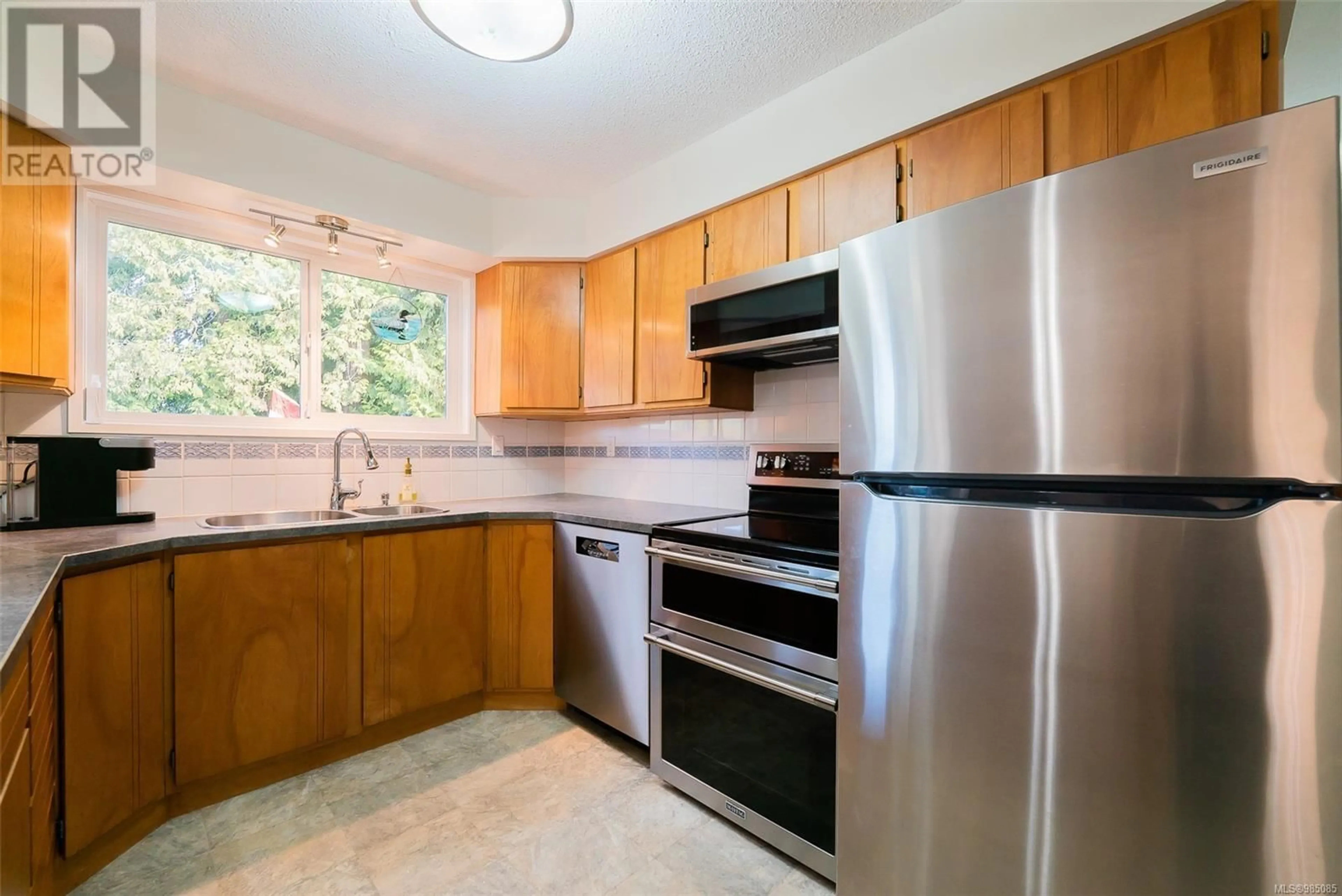 Standard kitchen, ceramic/tile floor for 6634 Southampton Rd, Nanaimo British Columbia V9V1A5