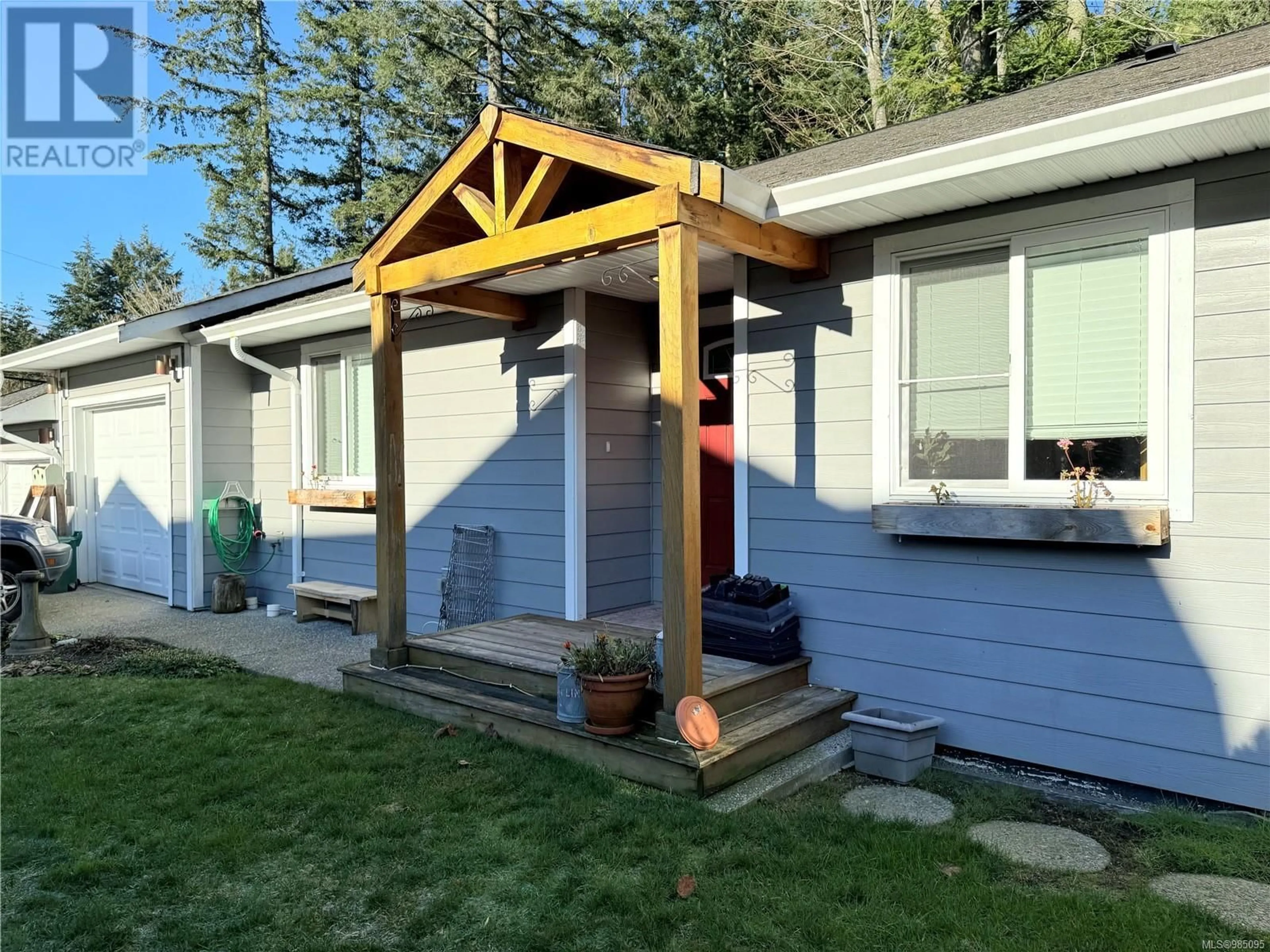 Home with vinyl exterior material, mountain view for 9967 Chemainus Rd, Chemainus British Columbia V0R1K0