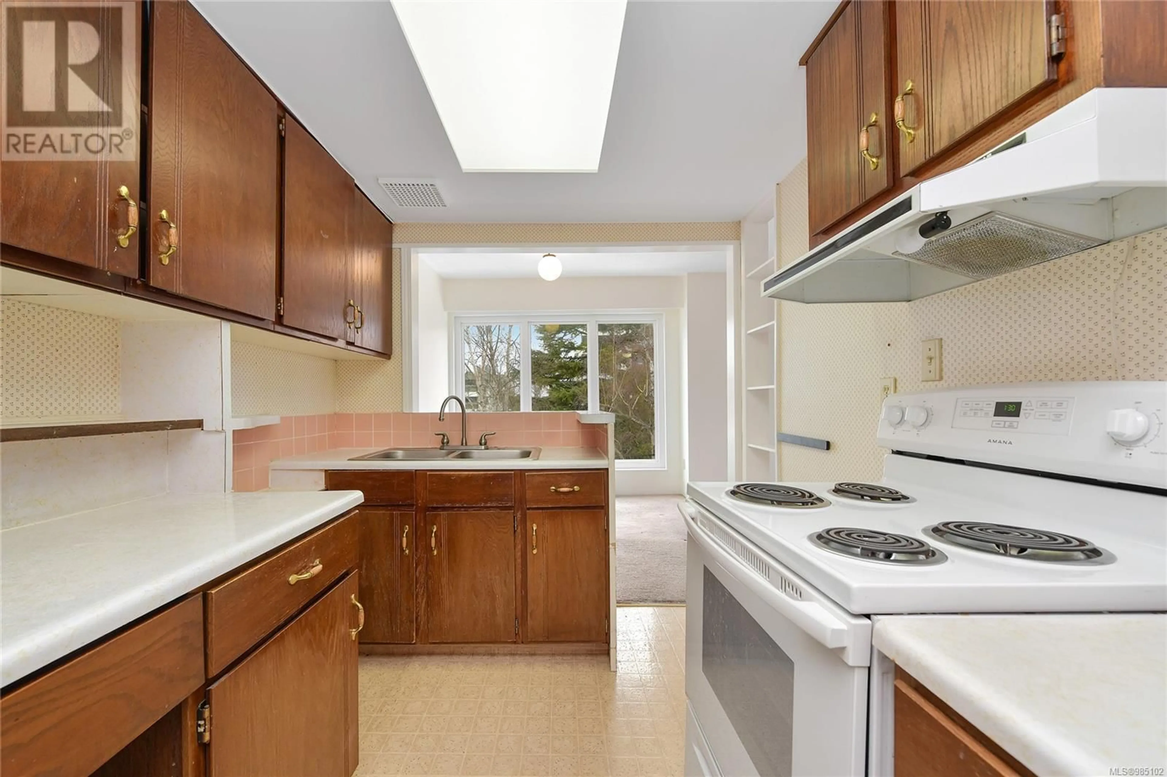 Standard kitchen, ceramic/tile floor for 403 1151 Oscar St, Victoria British Columbia V8V2X5