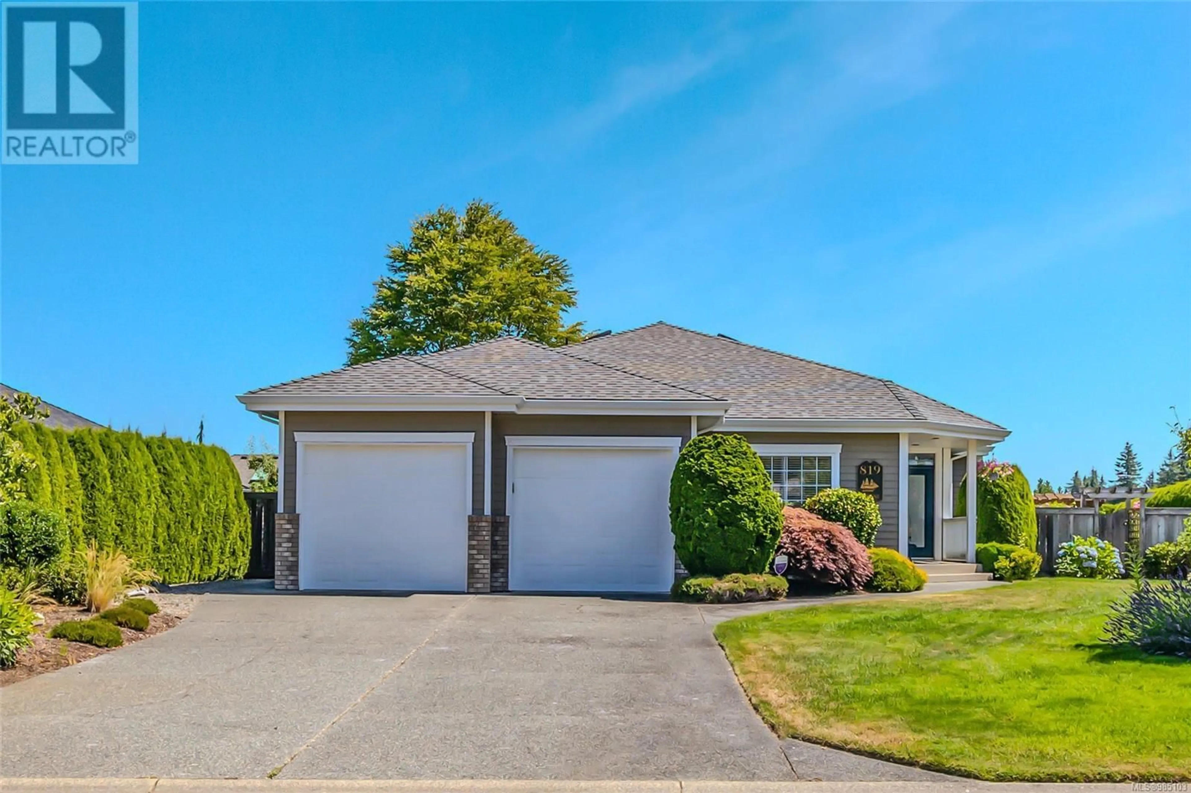 Home with vinyl exterior material, street for 819 Tribune Pl, Qualicum Beach British Columbia V9K2P1