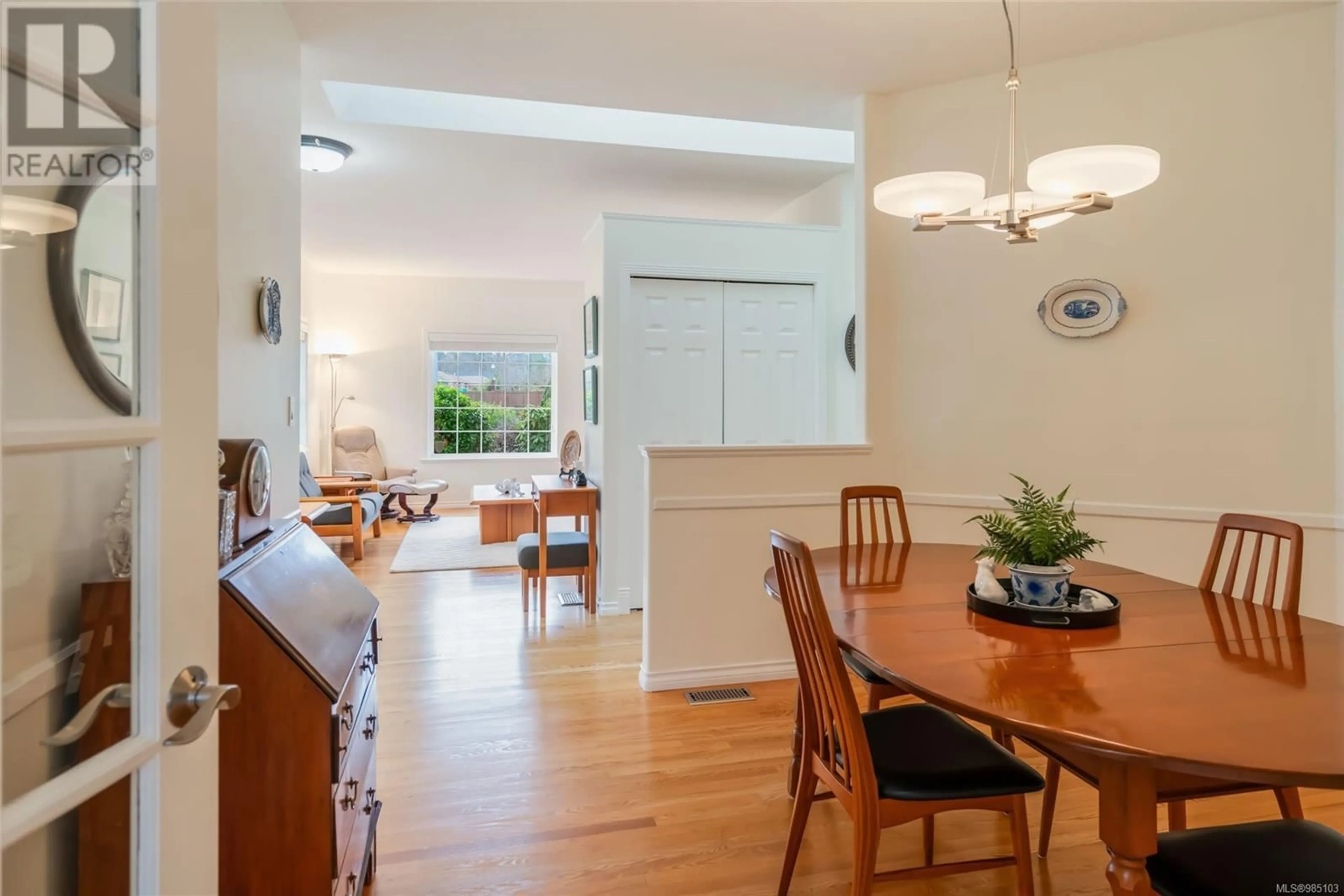 Dining room, wood/laminate floor for 819 Tribune Pl, Qualicum Beach British Columbia V9K2P1