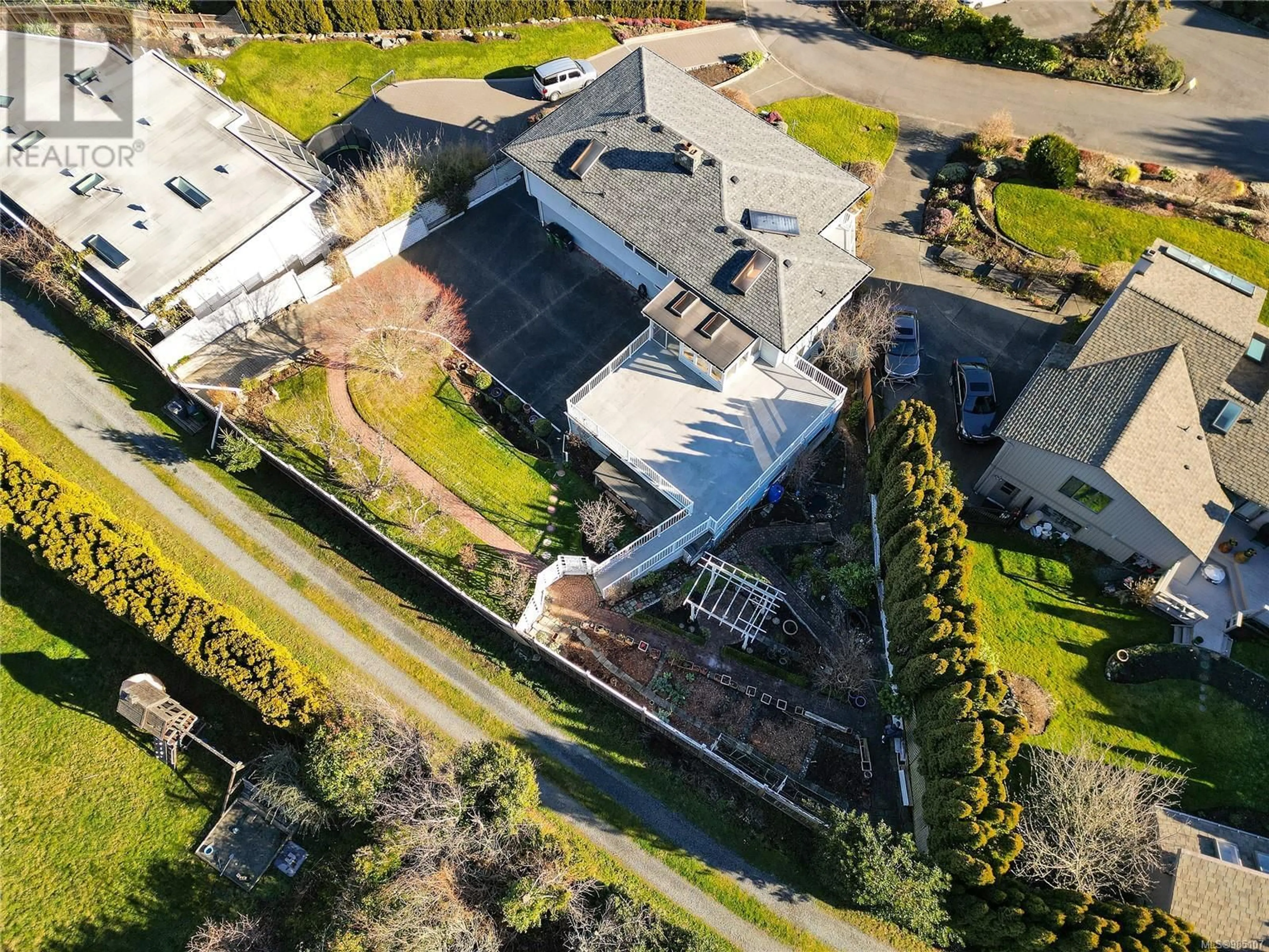 A pic from outside/outdoor area/front of a property/back of a property/a pic from drone, building for 2723 HIBBENS CLOSE, Saanich British Columbia V8R3T2