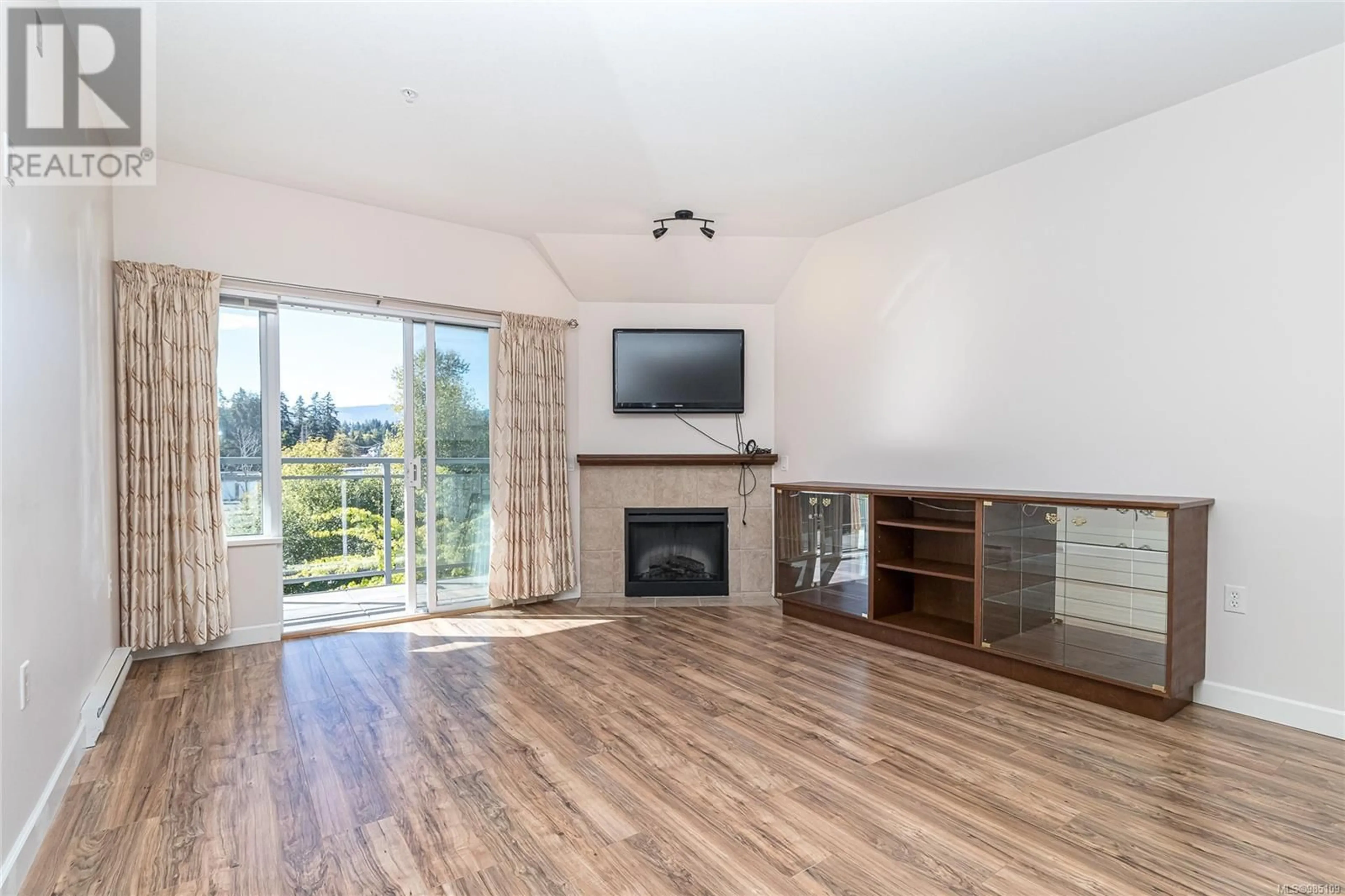 Living room with furniture, wood/laminate floor for 405 650 Berwick Rd, Qualicum Beach British Columbia V9K2T8