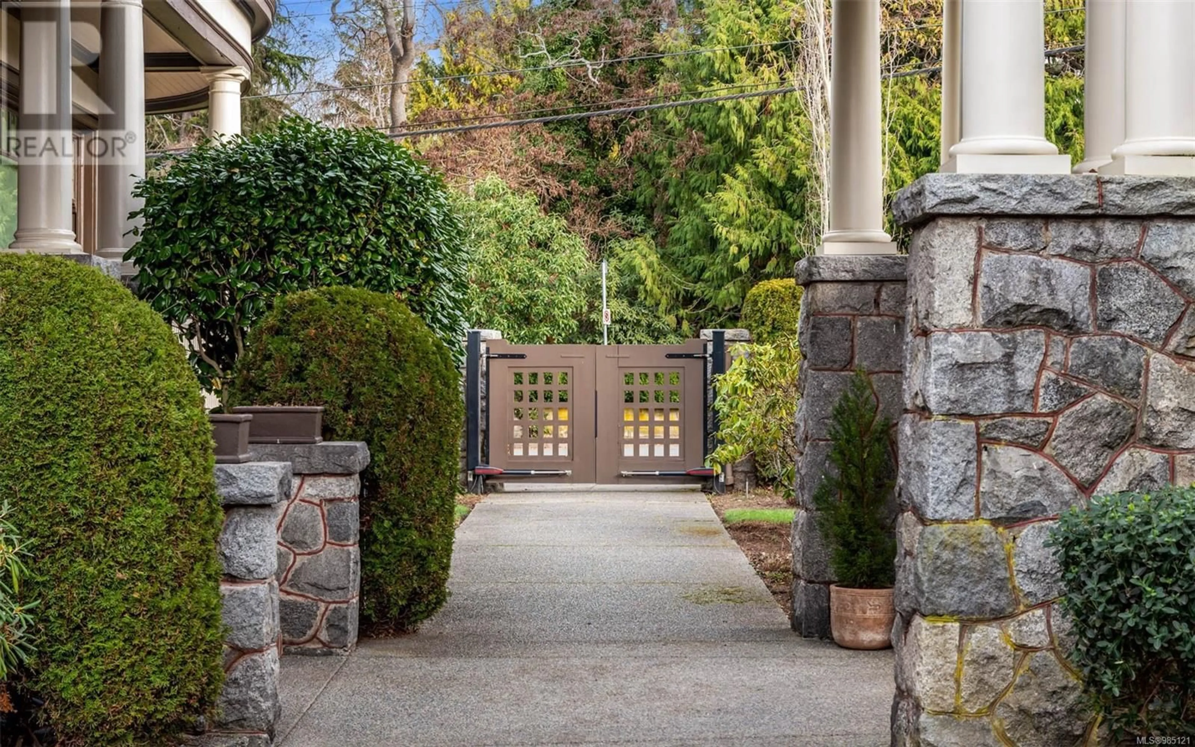 Indoor entryway for 1030 St. Charles St, Victoria British Columbia V8S3P6