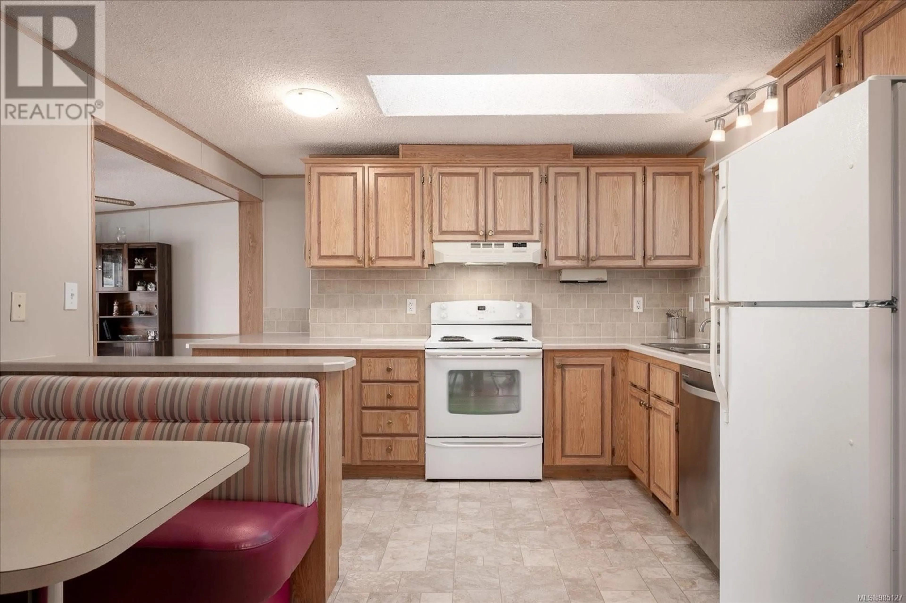 Standard kitchen, ceramic/tile floor for 36 2301 Arbot Rd, Nanaimo British Columbia V9R6S7