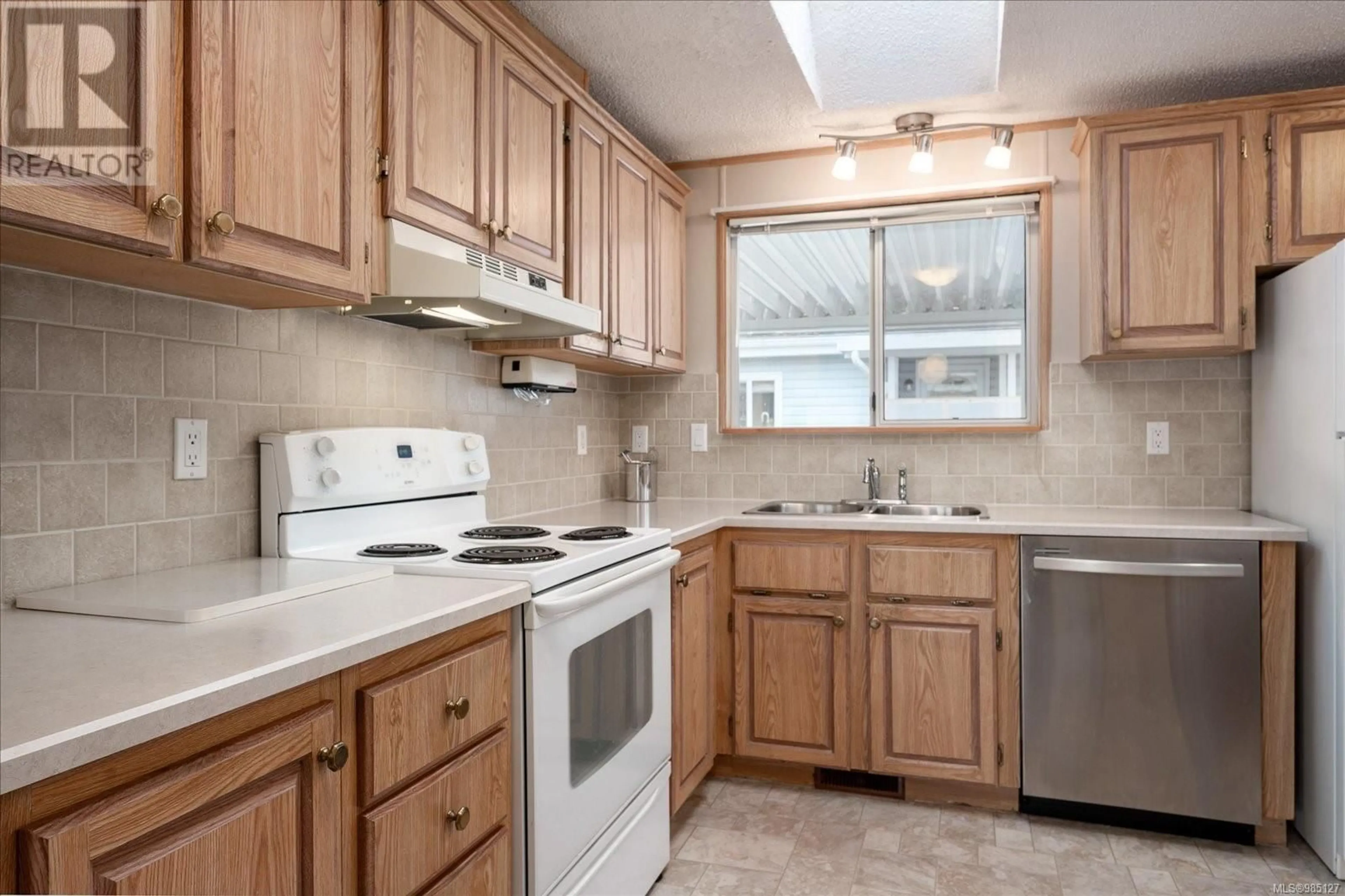 Standard kitchen, ceramic/tile floor for 36 2301 Arbot Rd, Nanaimo British Columbia V9R6S7