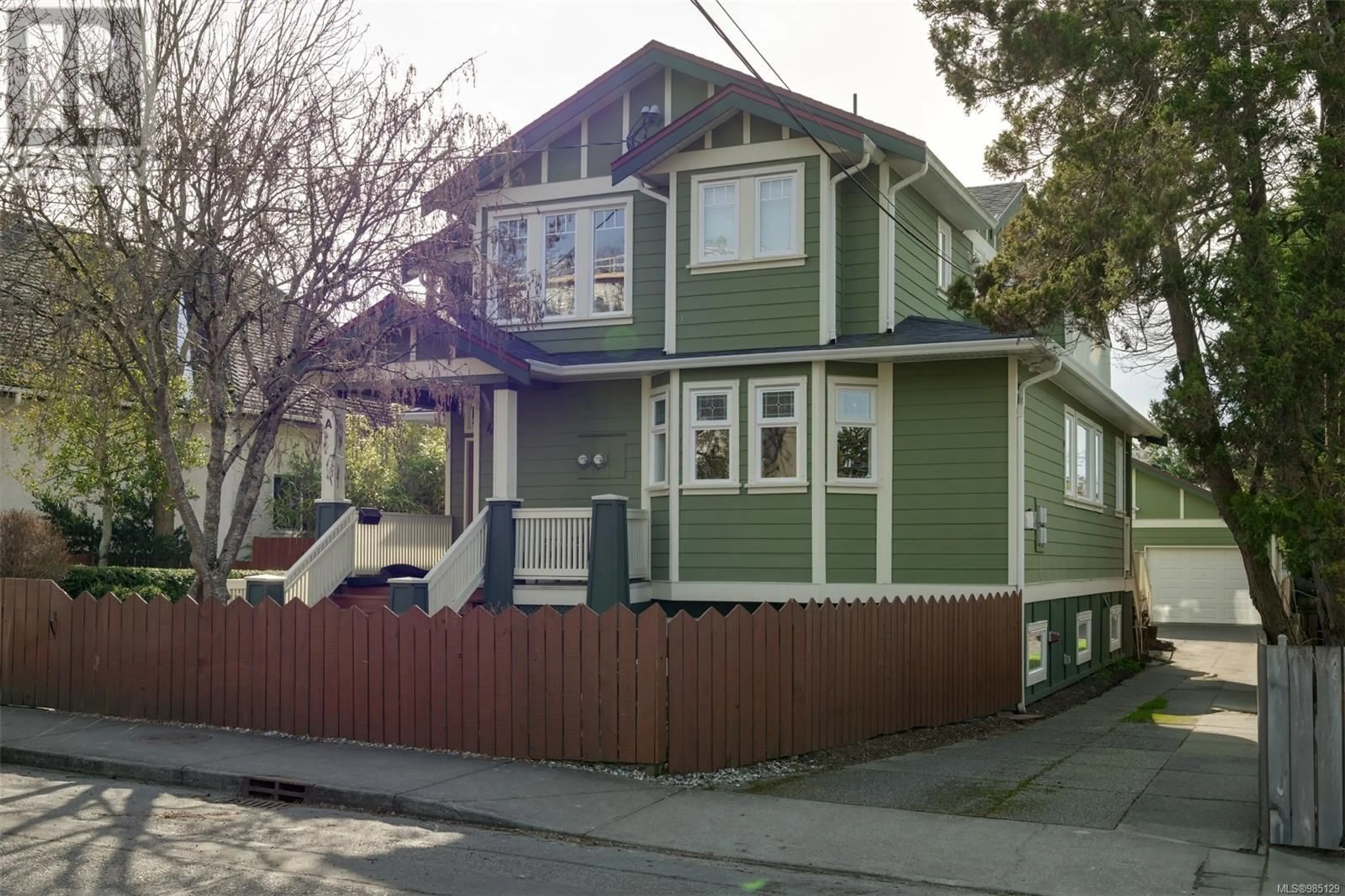 Home with vinyl exterior material, street for B 435 Niagara St, Victoria British Columbia V8V1G9