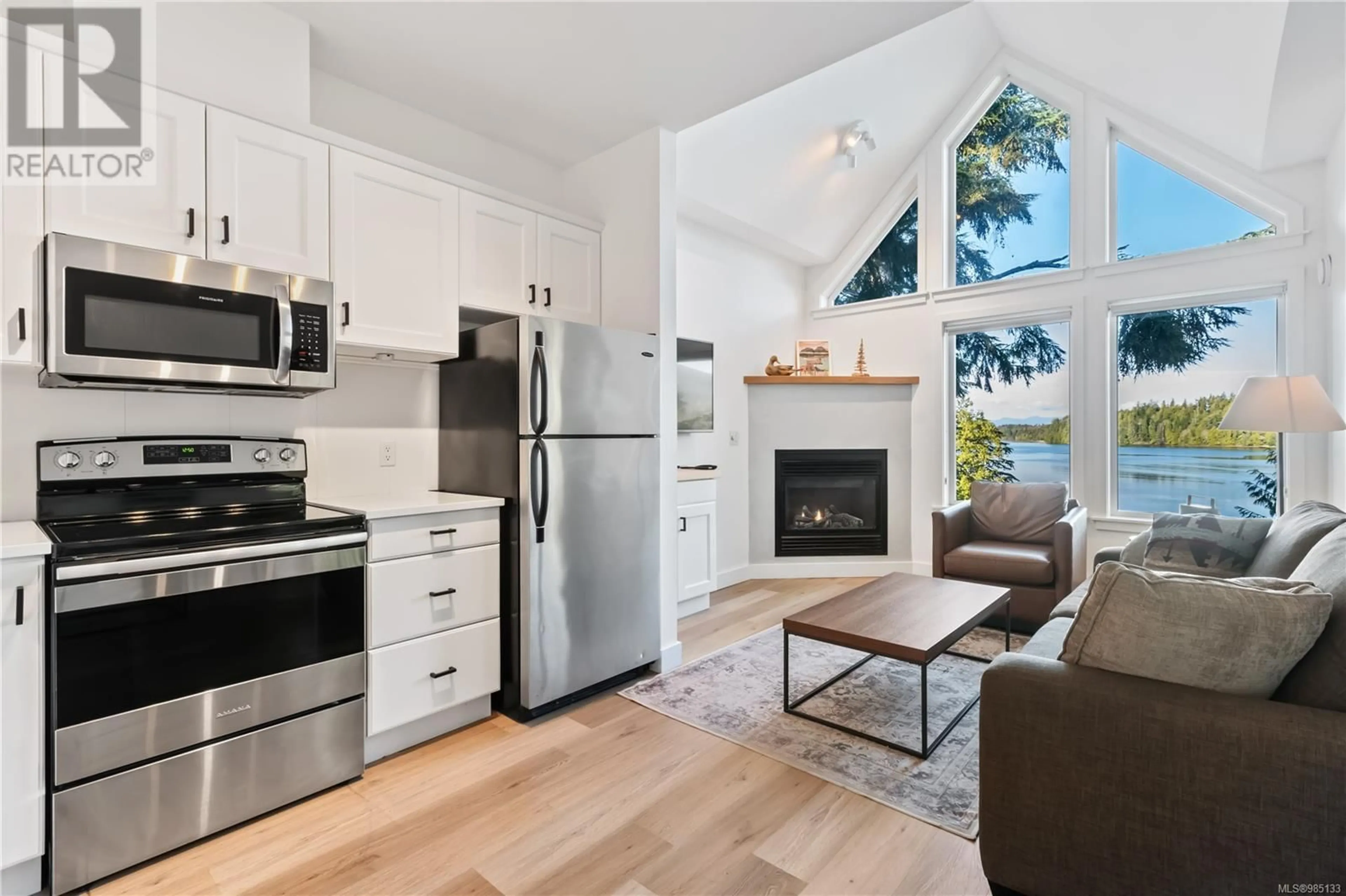 Open concept kitchen, wood/laminate floor for 511 1971 Harbour Dr, Ucluelet British Columbia V0R3A0