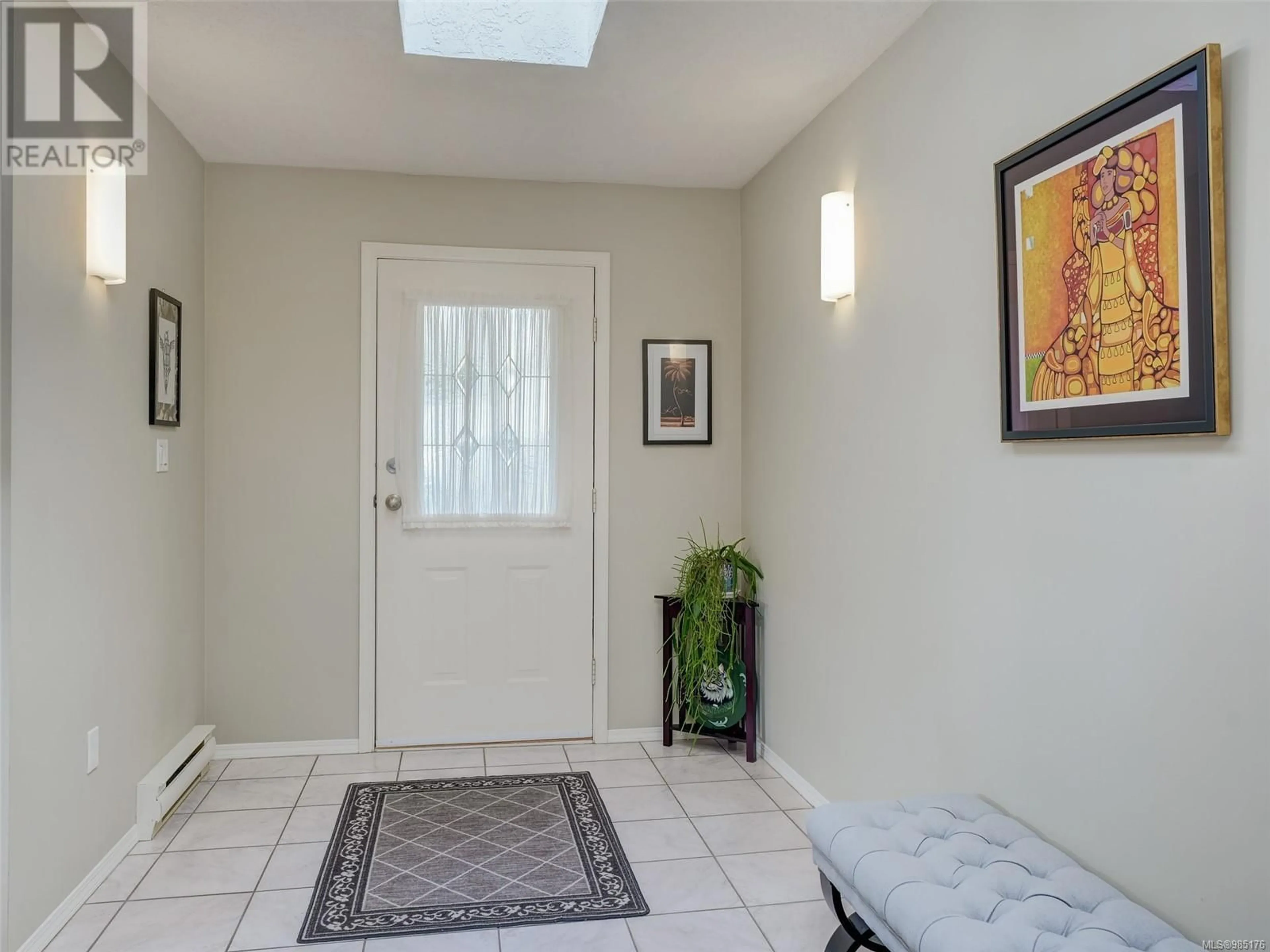 Indoor entryway for 3829 Cardie Crt, Saanich British Columbia V8Z7G8