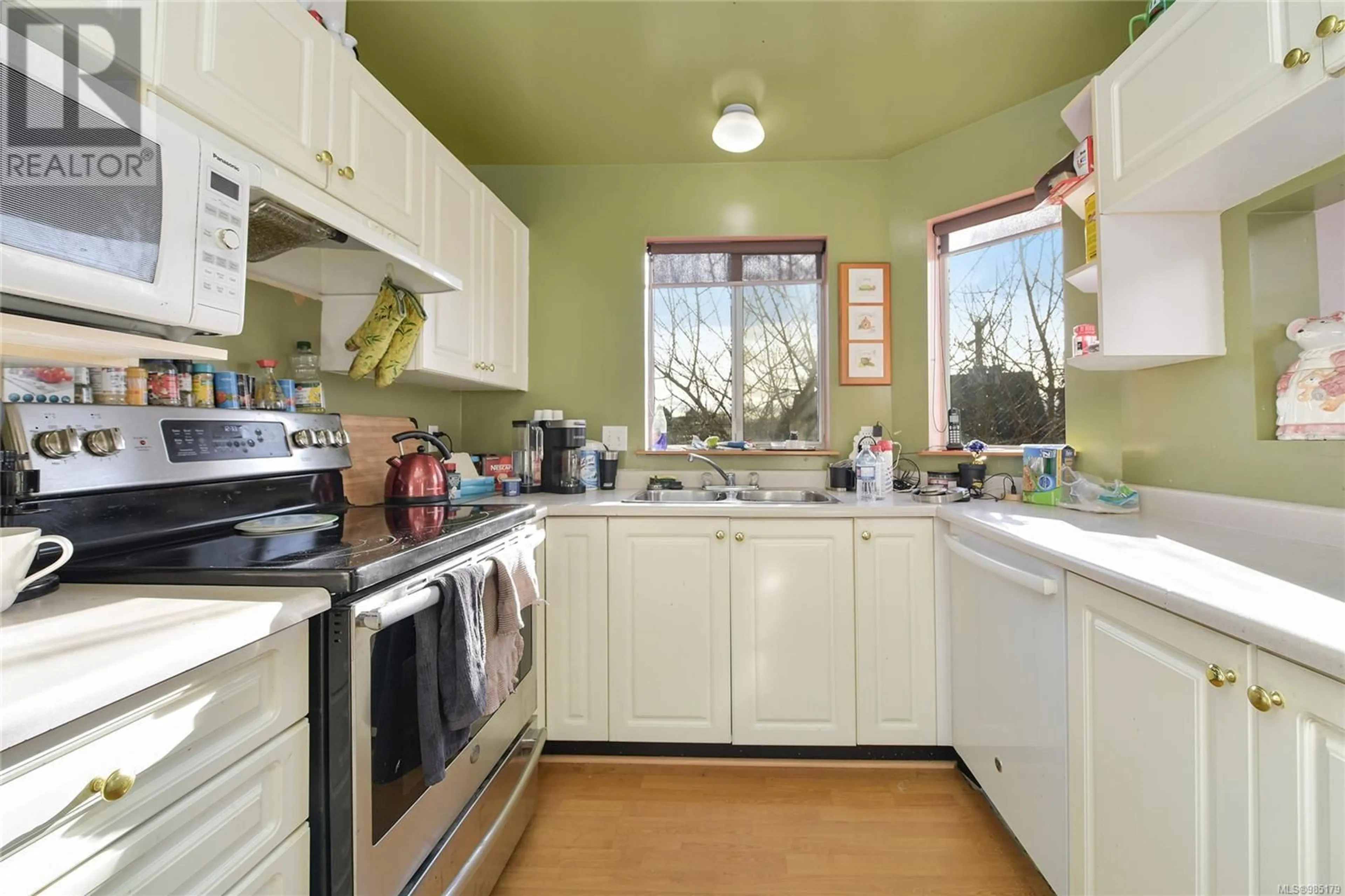 Standard kitchen, unknown for 305 2511 QUADRA St, Victoria British Columbia V8T4E1