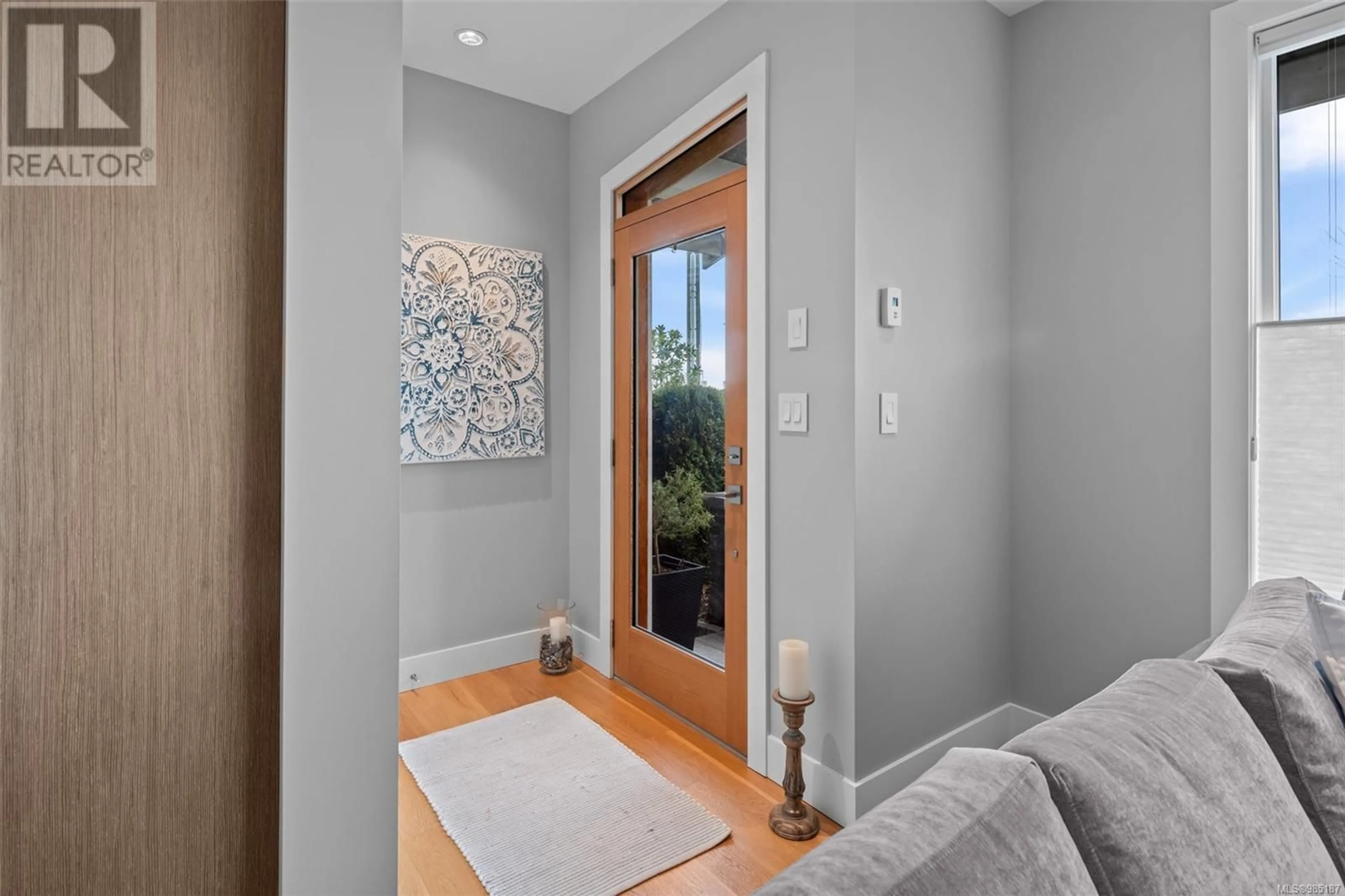 Indoor entryway for 2374 Ocean Ave, Sidney British Columbia V8L3Y4