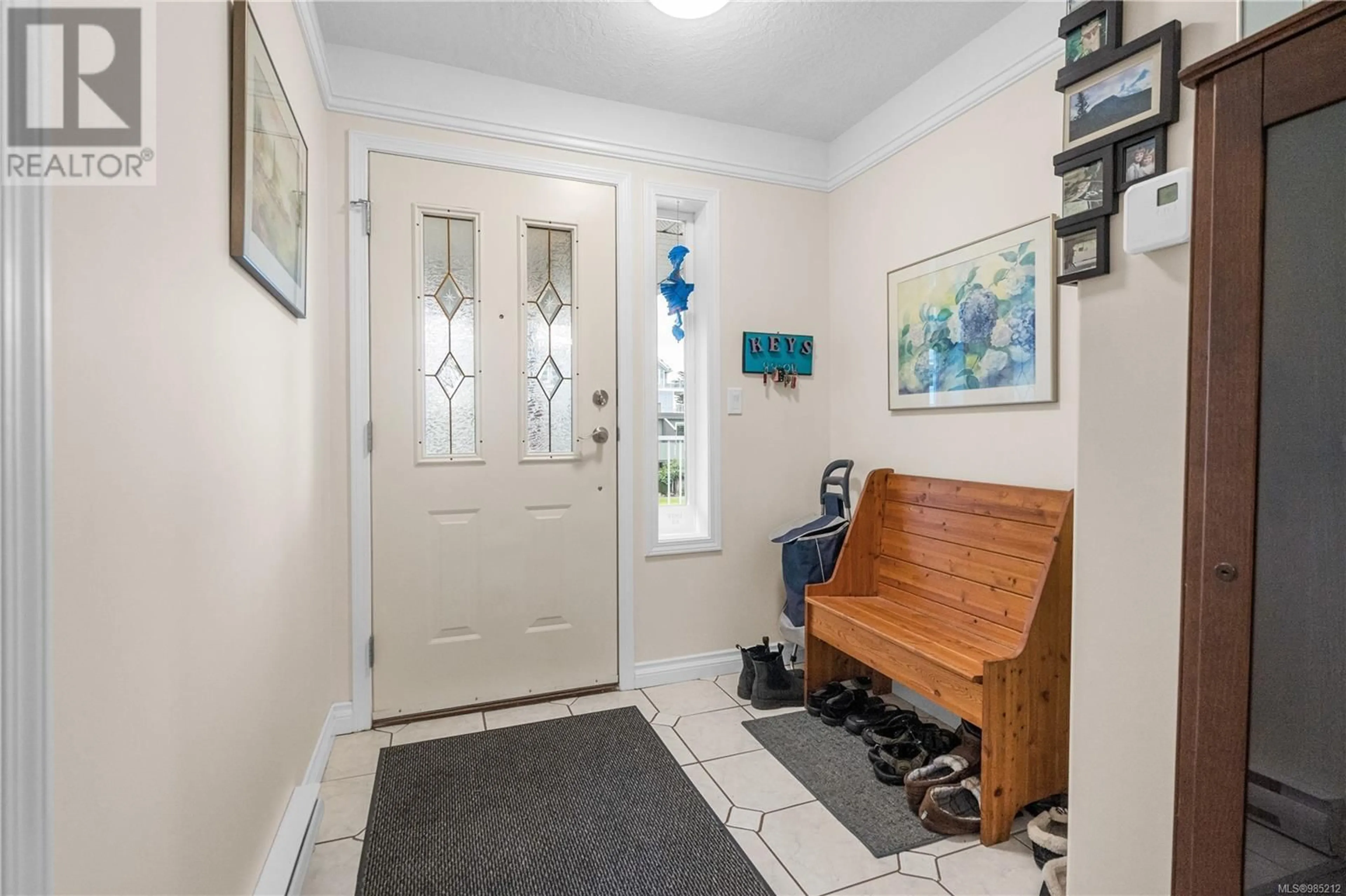 Indoor entryway for 8 9871 Second St, Sidney British Columbia V8L3C7