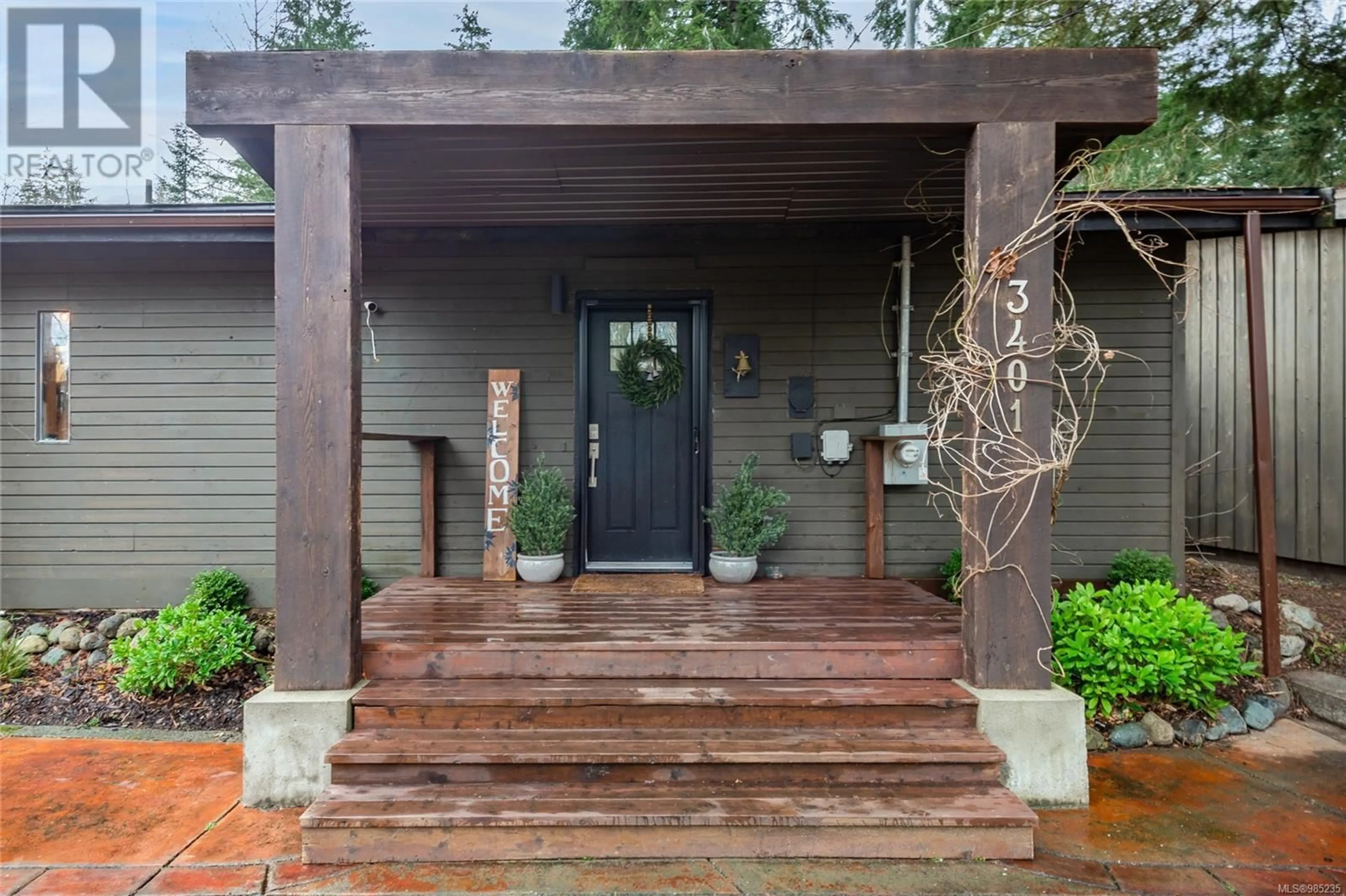 Indoor entryway for 3401 Lodge Dr, Black Creek British Columbia V9J1E3