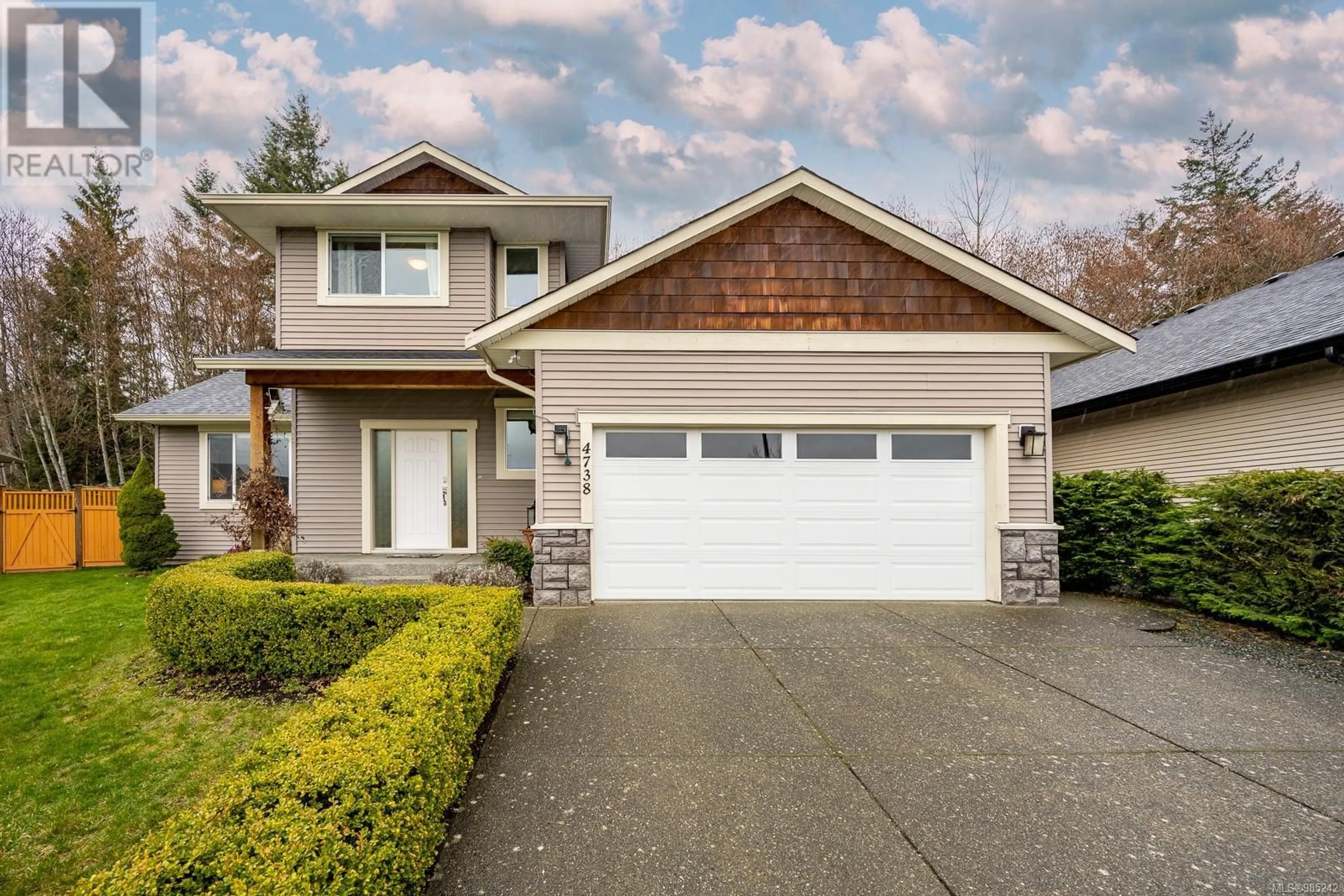 Home with vinyl exterior material, street for 4738 Cruickshank Pl, Courtenay British Columbia V9N4B6