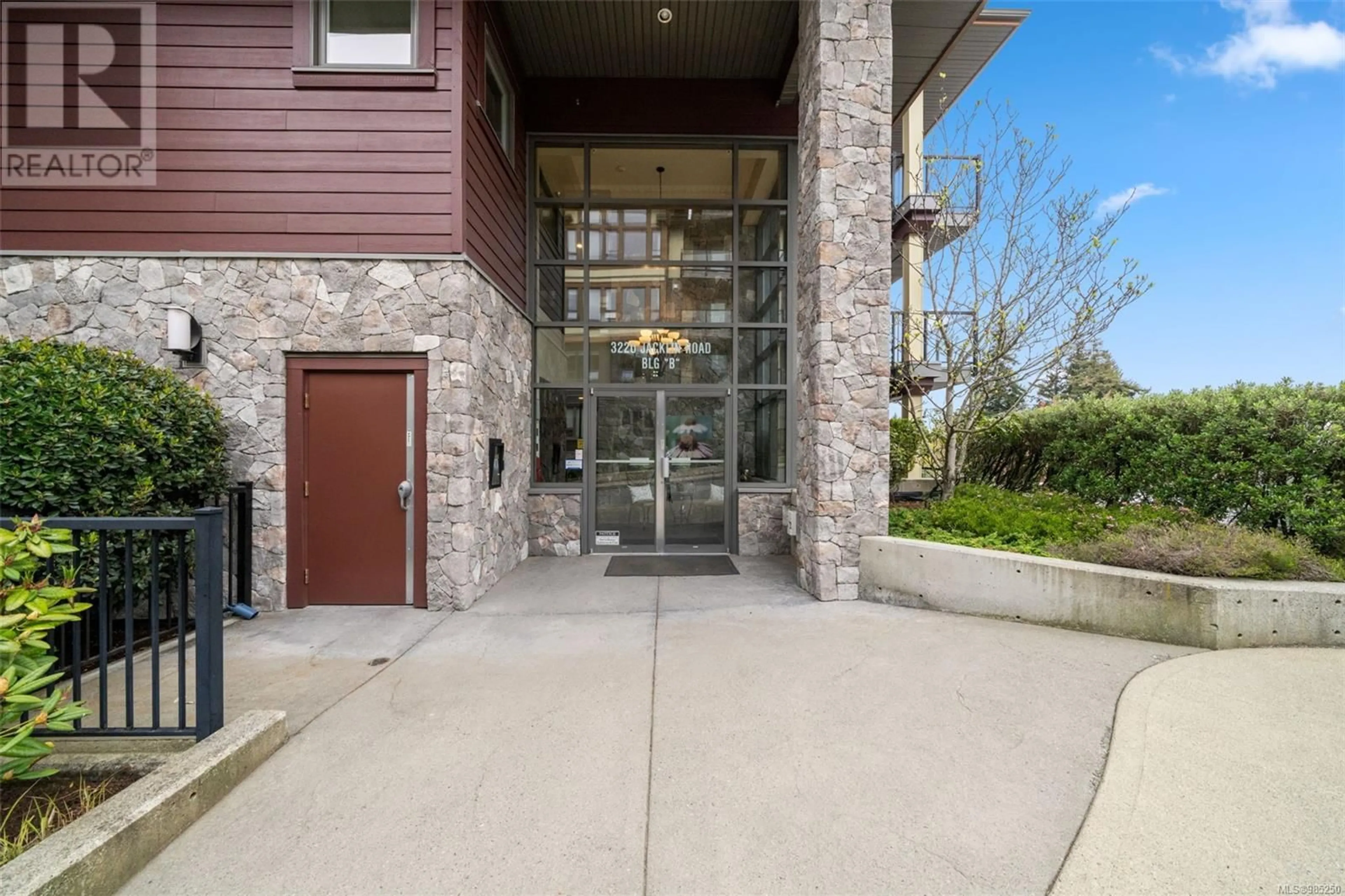 Indoor foyer for 106 3220 Jacklin Rd, Langford British Columbia V9B0J5