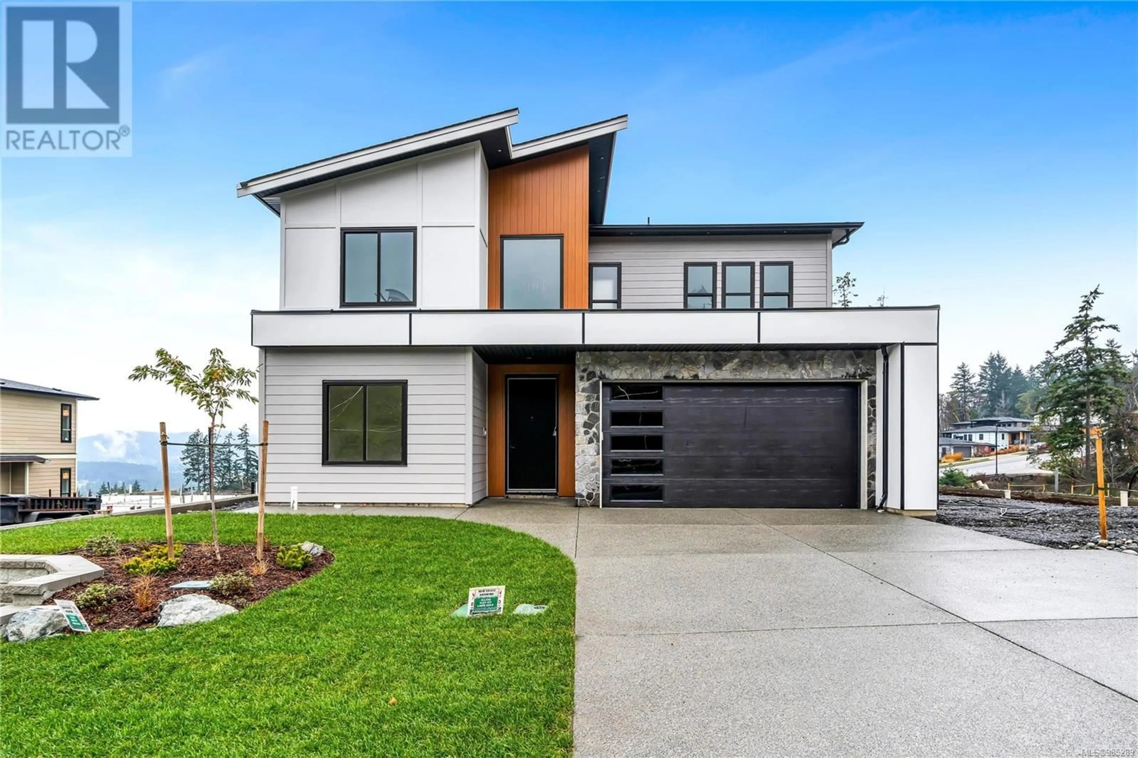 Home with vinyl exterior material, street for 3330 Woodrush Dr, Duncan British Columbia V1L0M5