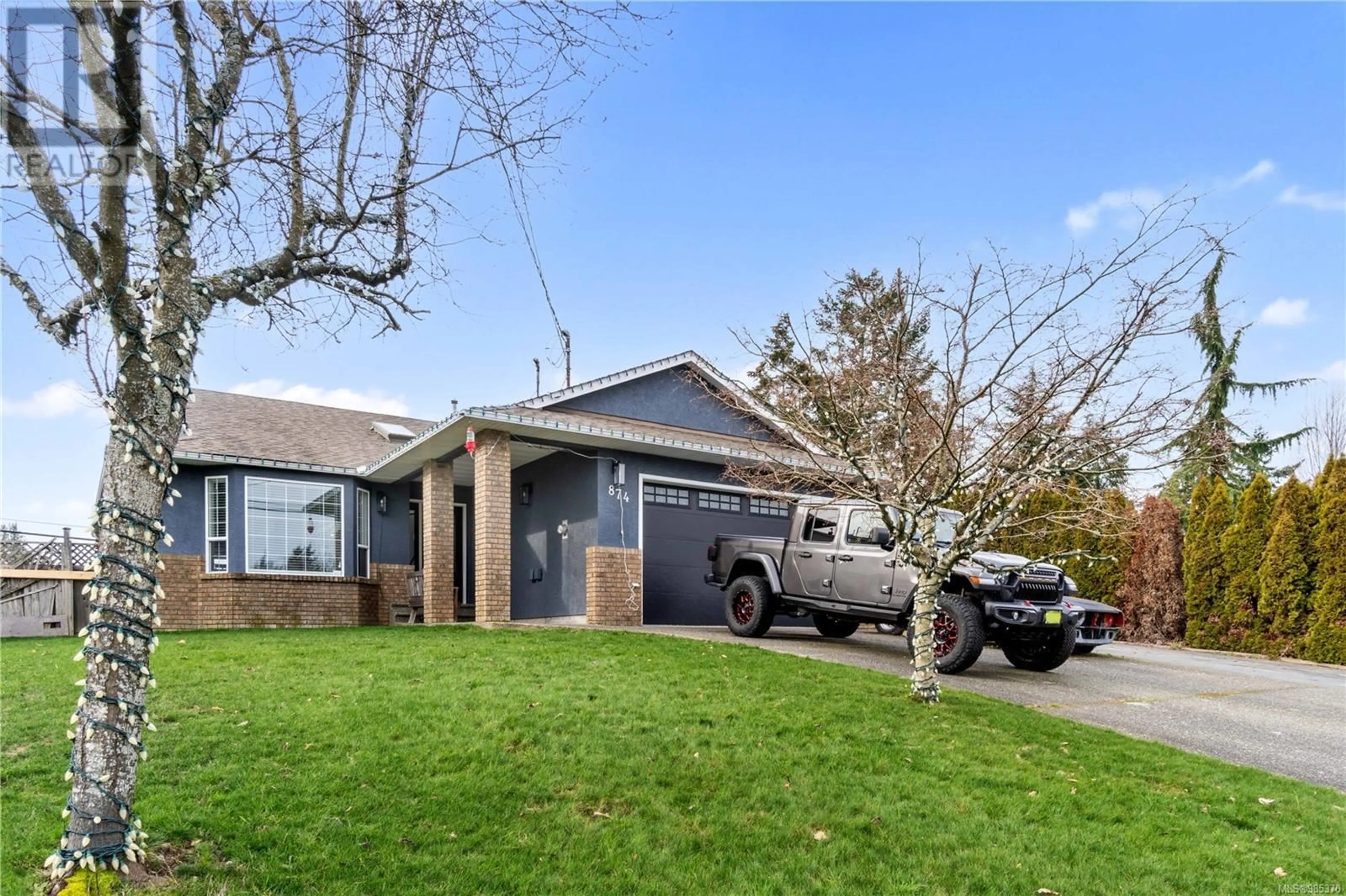 A pic from outside/outdoor area/front of a property/back of a property/a pic from drone, street for 874 Aberdeen Dr, Parksville British Columbia V9P2L9