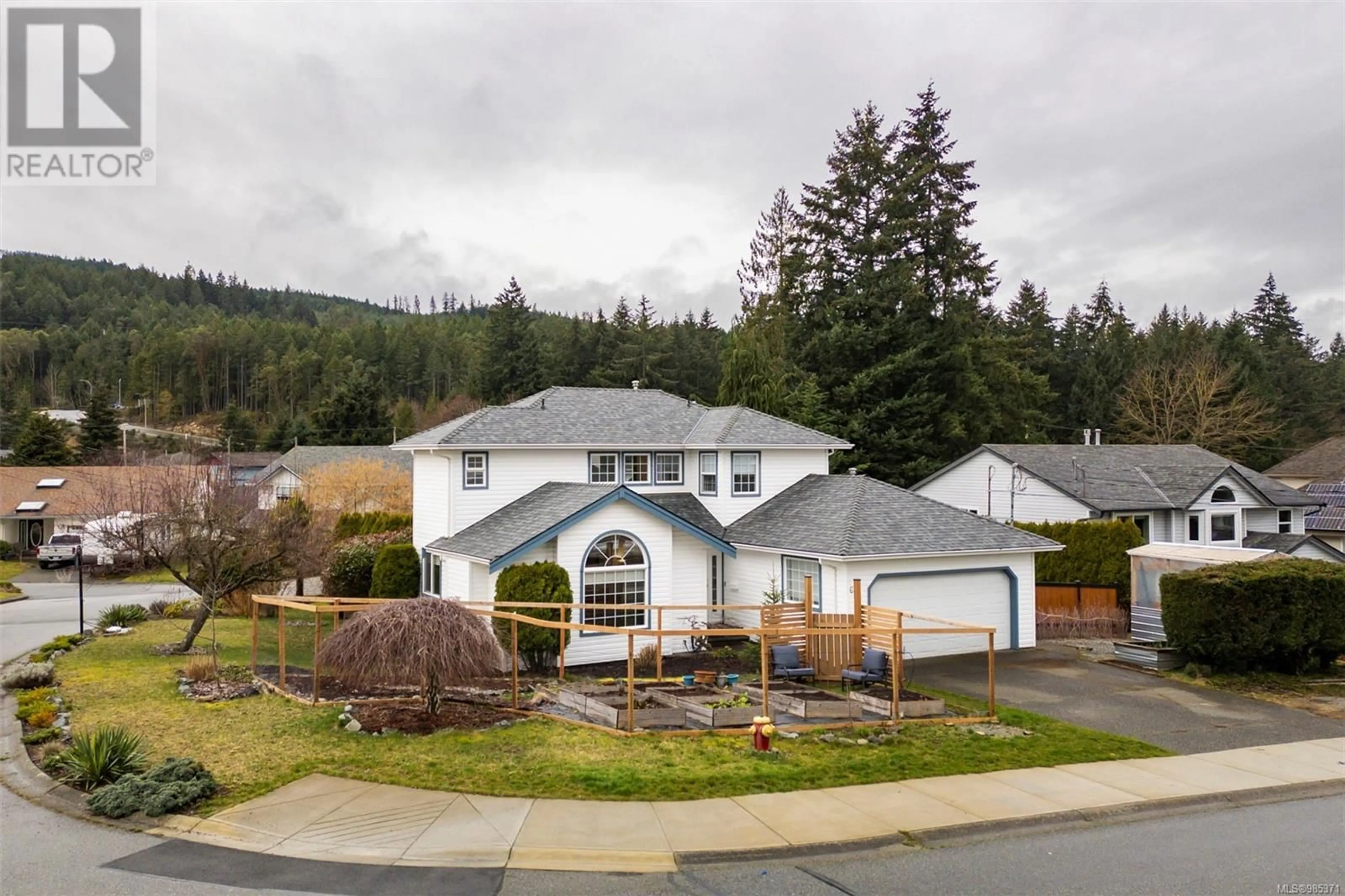 A pic from outside/outdoor area/front of a property/back of a property/a pic from drone, mountain view for 634 Delcourt Ave, Ladysmith British Columbia V9G1N9