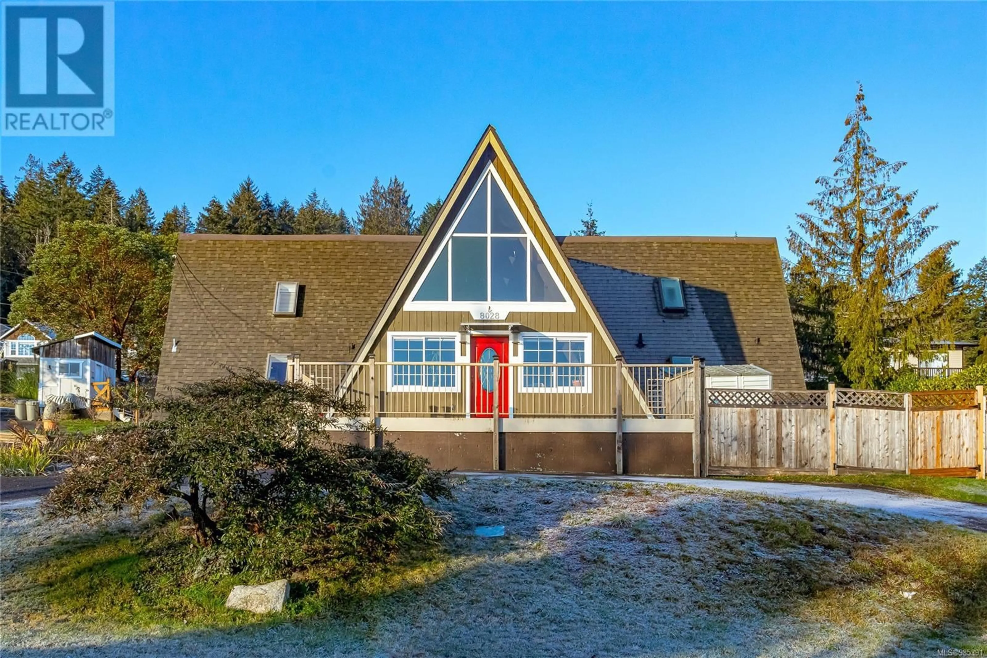 Home with vinyl exterior material, mountain view for 8028 ARTHUR STREET, Crofton British Columbia V0R1R0