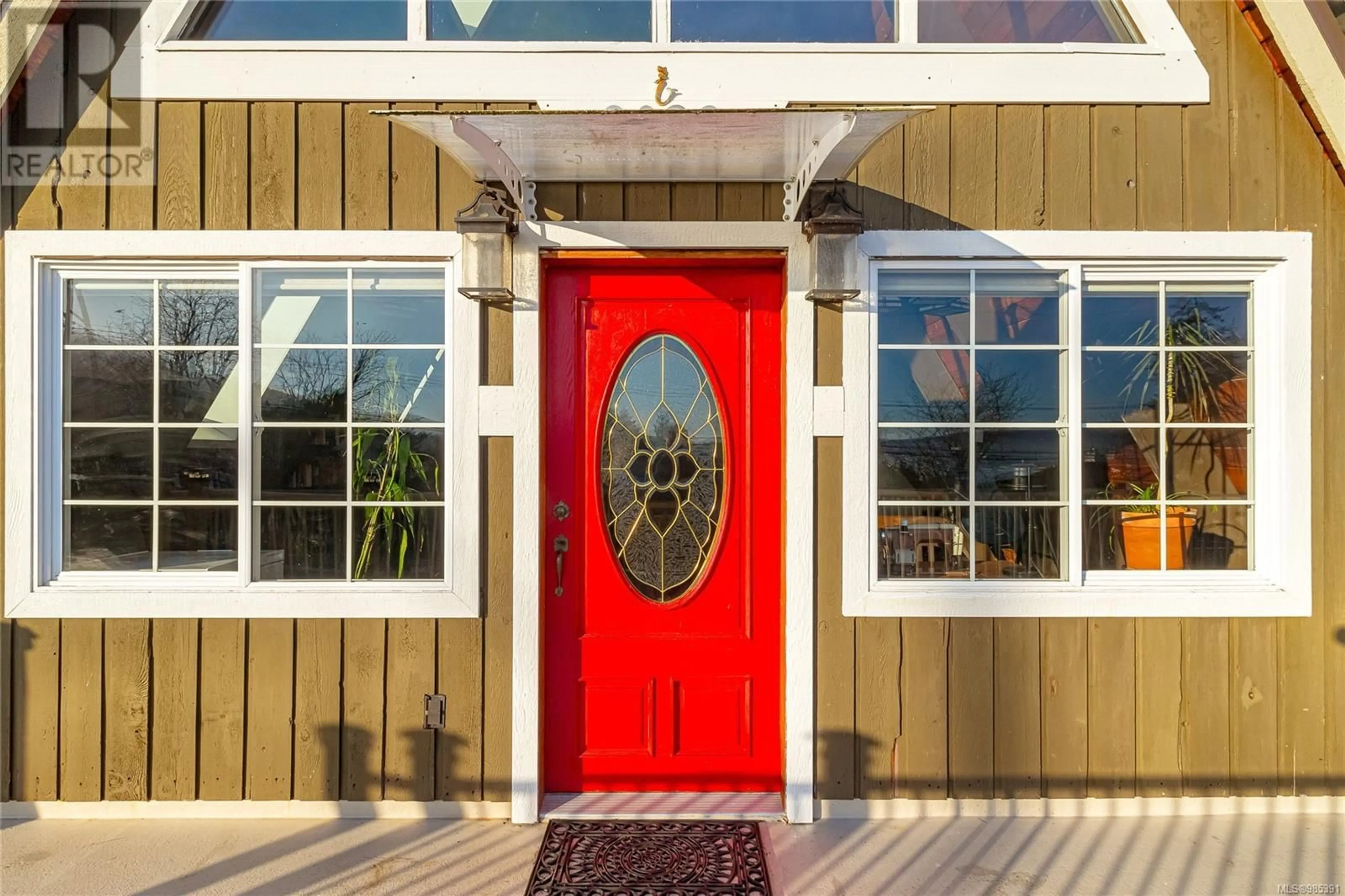 Indoor entryway for 8028 Arthur St, Crofton British Columbia V0R1R0