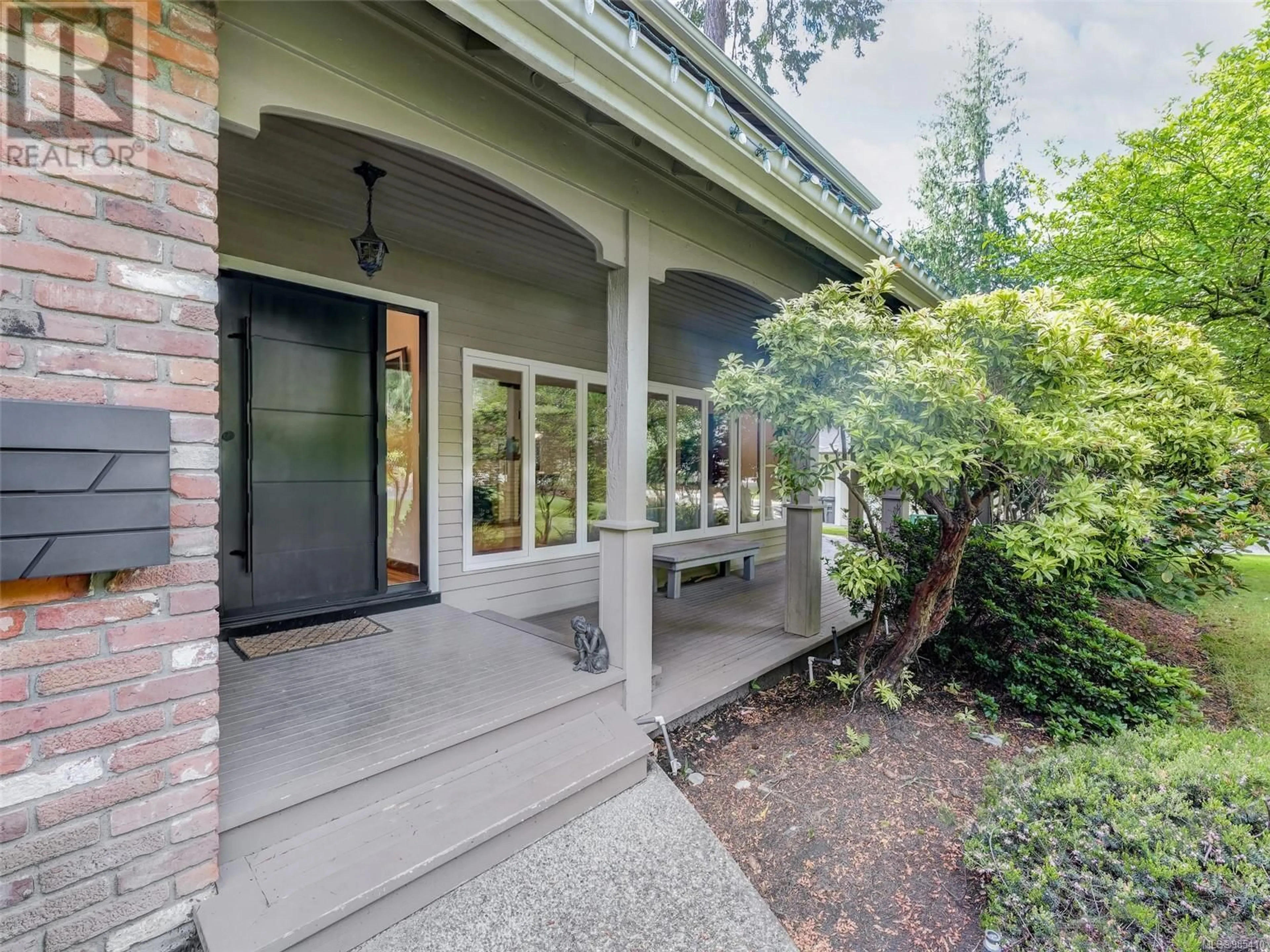 Indoor entryway for 1011 Kentwood Pl, Saanich British Columbia V8Y2R2