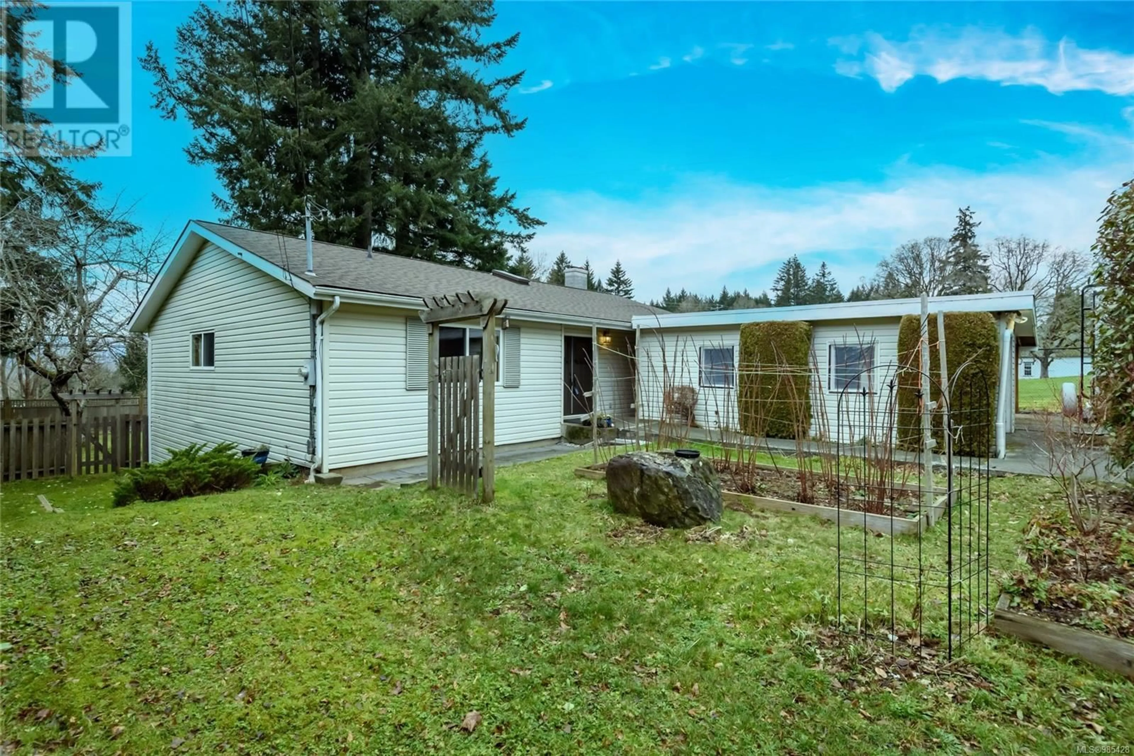 A pic from outside/outdoor area/front of a property/back of a property/a pic from drone, street for 4755 Oakridge Dr, Courtenay British Columbia V9N6A7