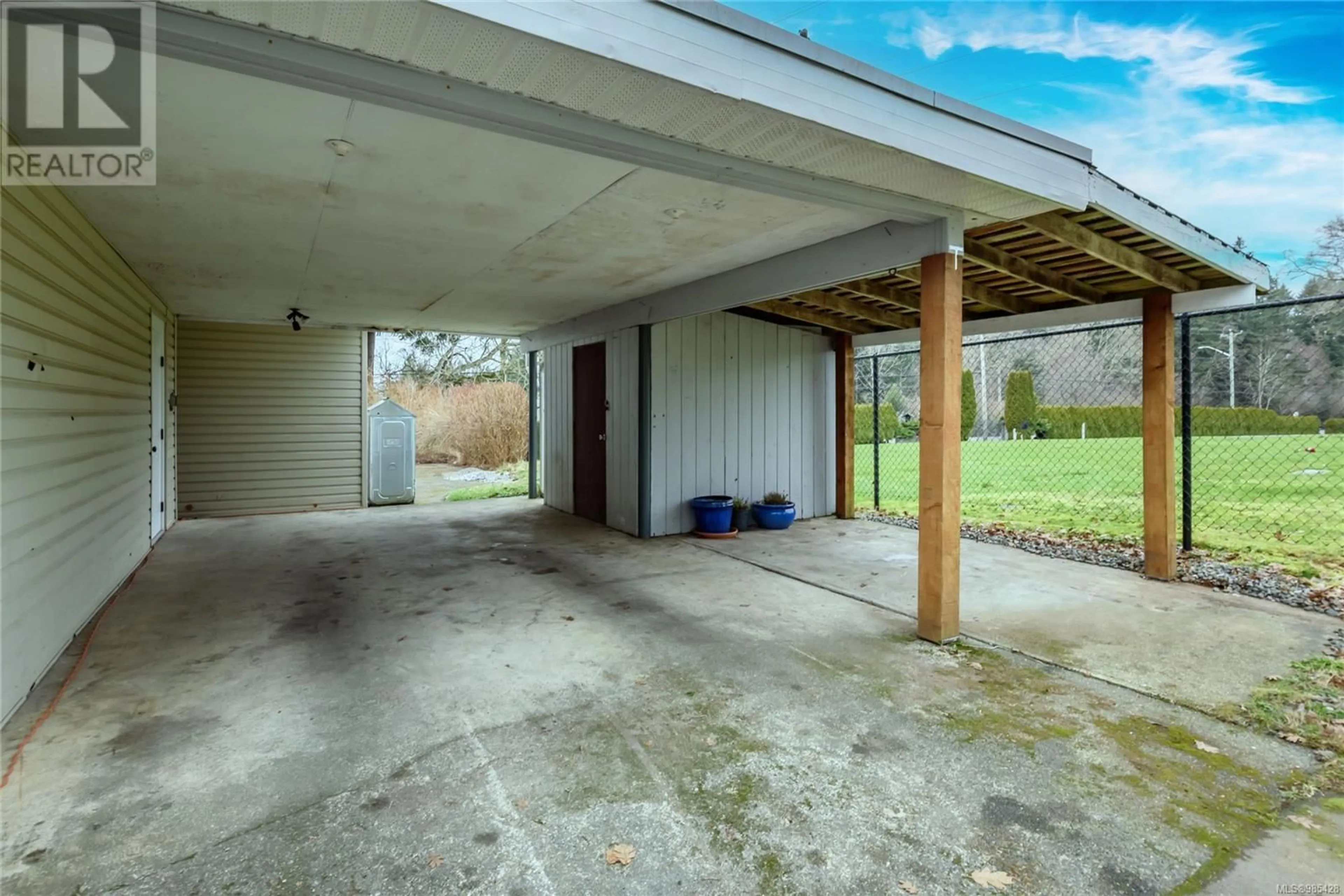 Indoor garage for 4755 Oakridge Dr, Courtenay British Columbia V9N6A7