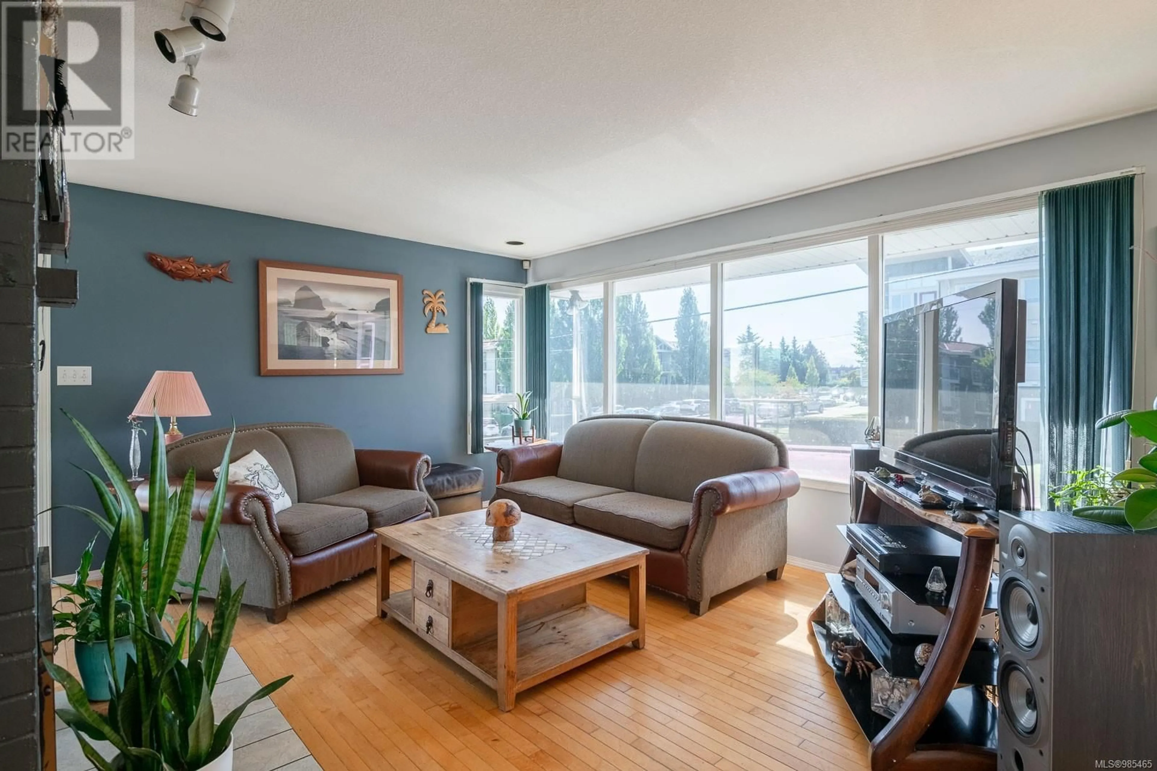 Living room with furniture, wood/laminate floor for 1222 Nelson St, Nanaimo British Columbia V9S2K5