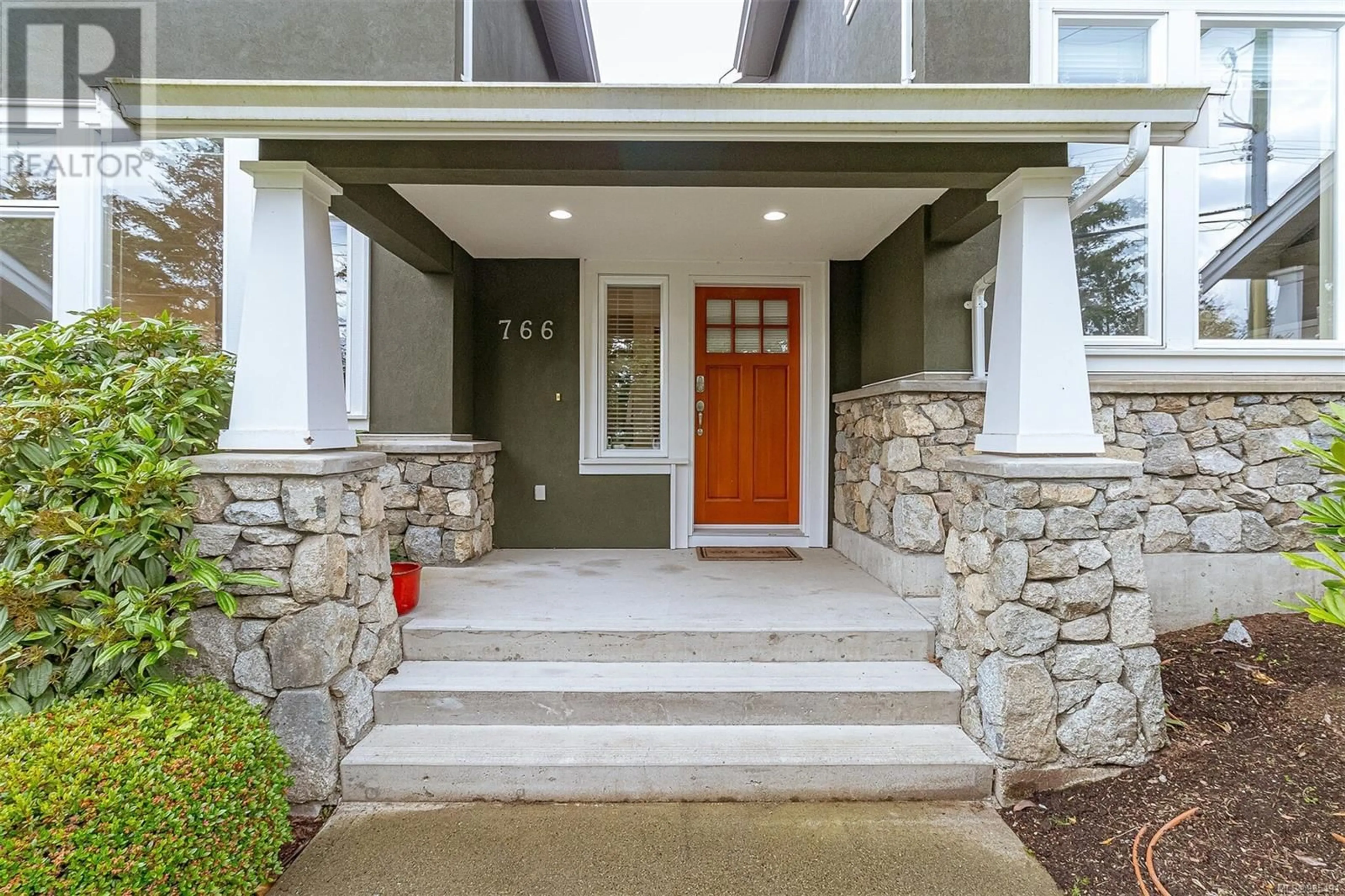 Indoor entryway for 766 Cordova Bay Rd, Saanich British Columbia V8Y1R1