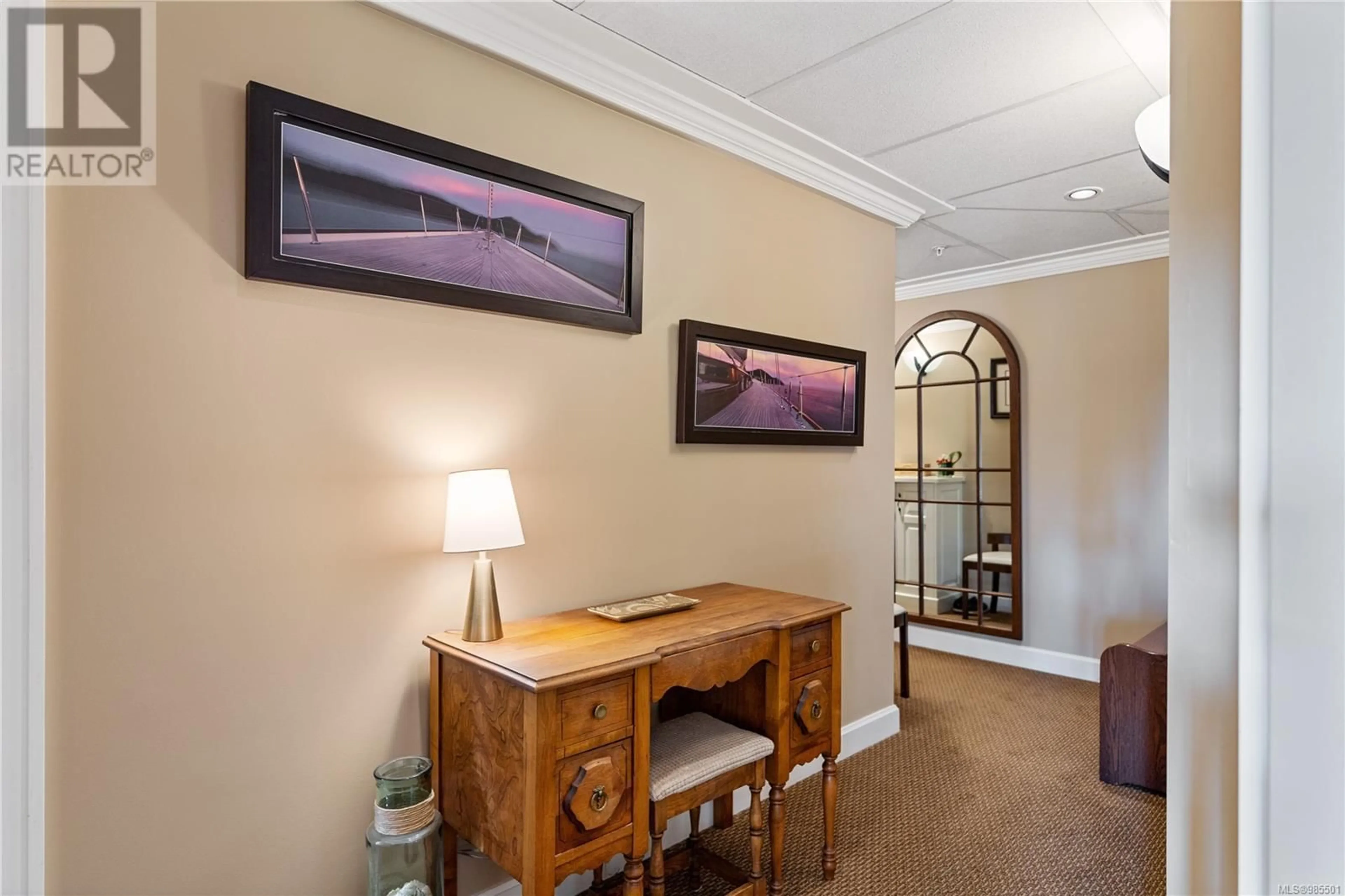 Indoor foyer for 206 2326 Harbour Rd, Sidney British Columbia V8L2P8