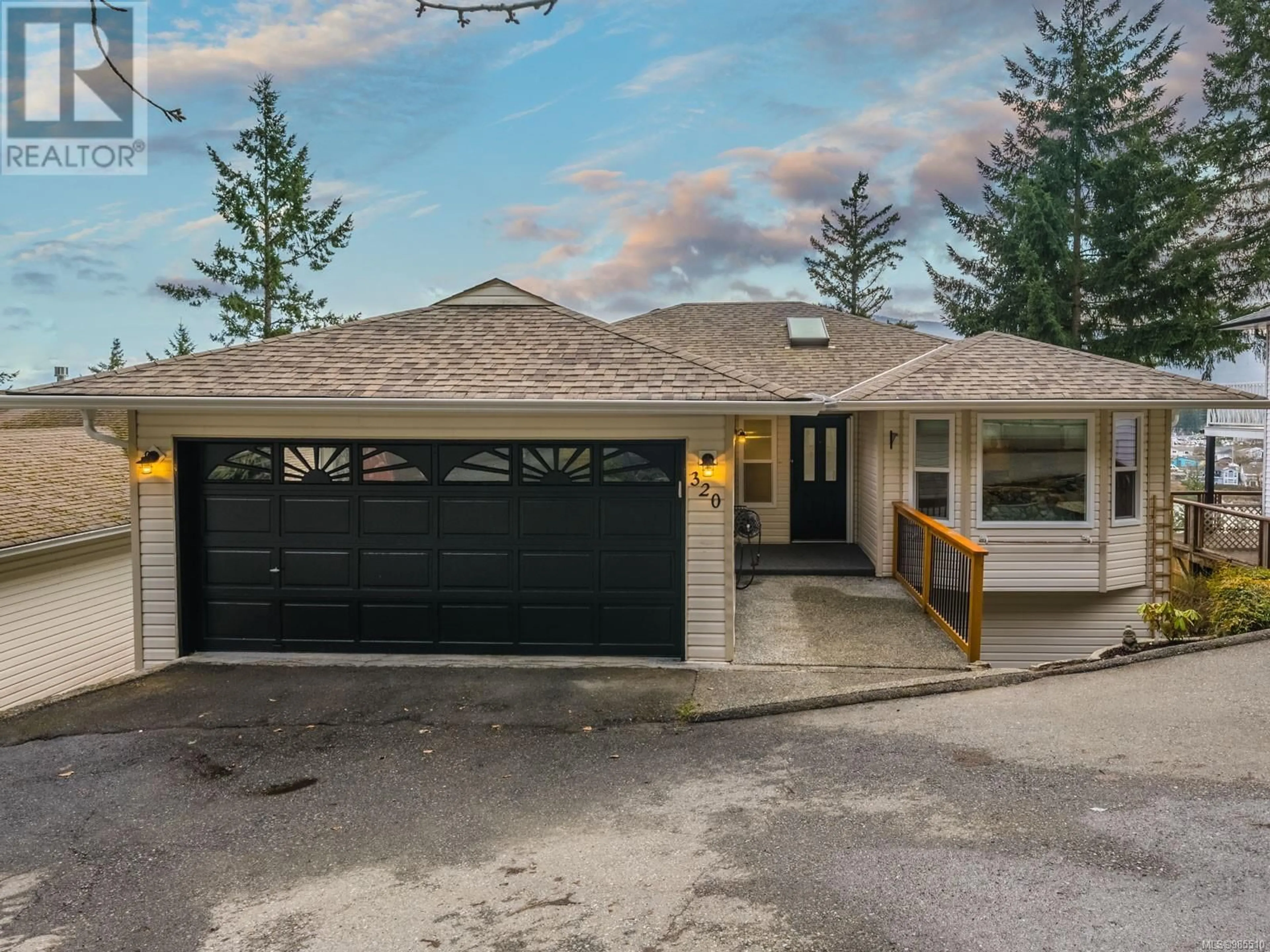 Indoor garage for 320 Fawn Pl, Nanaimo British Columbia V9T5M2