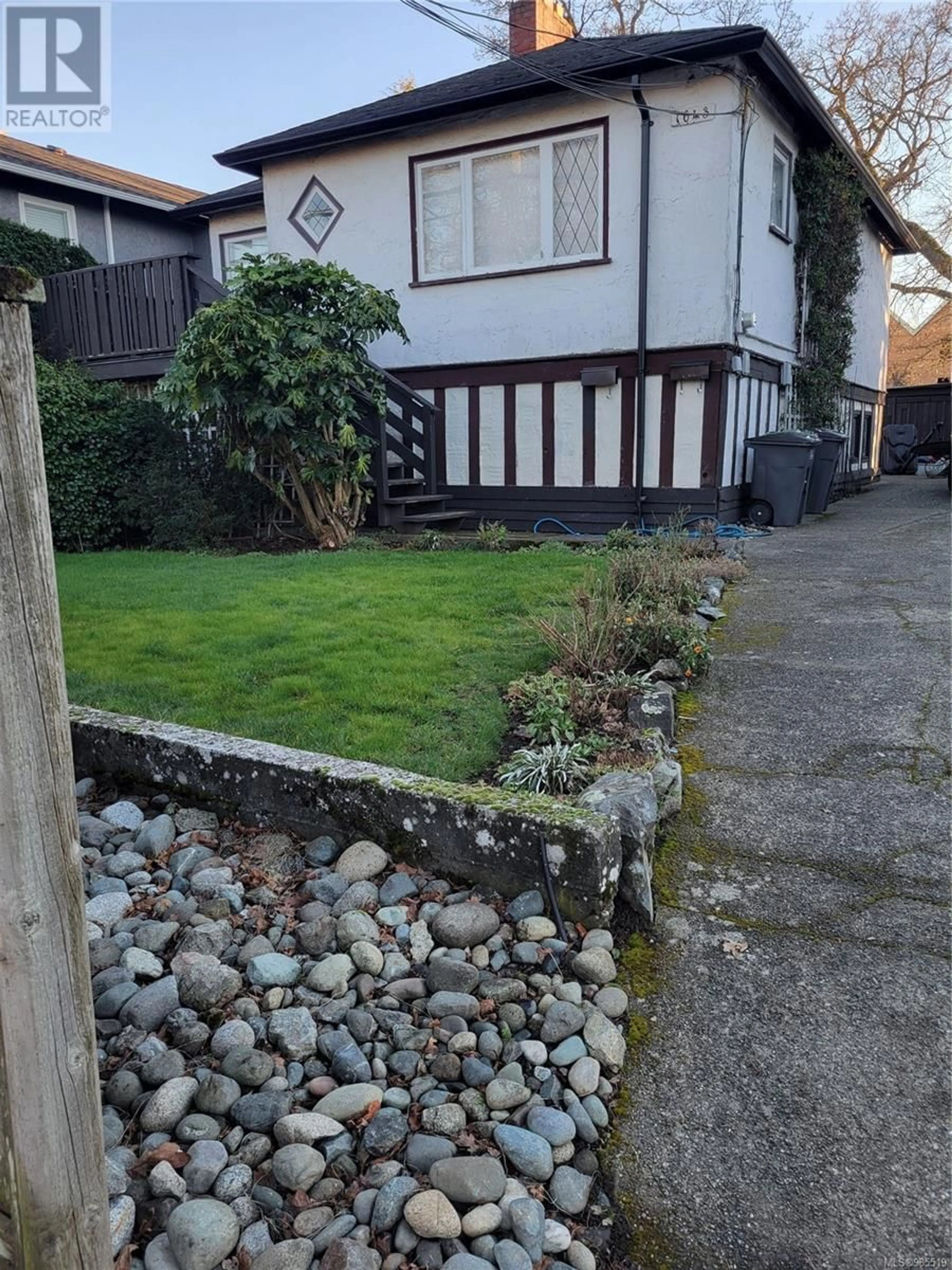 A pic from outside/outdoor area/front of a property/back of a property/a pic from drone, street for 1645 Haultain St, Victoria British Columbia V8R2K8