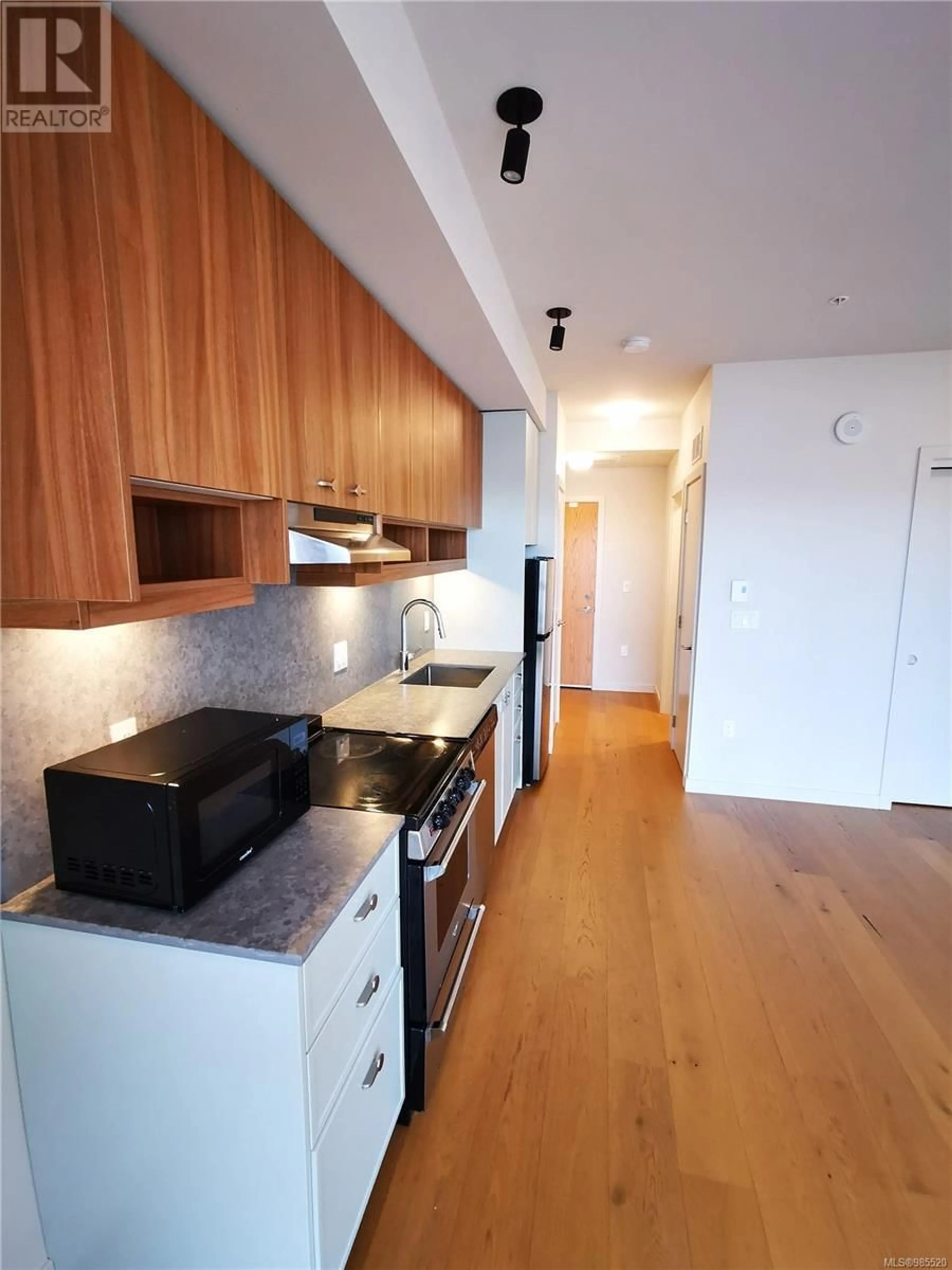 Standard kitchen, wood/laminate floor for 505 629 Speed Ave, Victoria British Columbia V8Z1A5