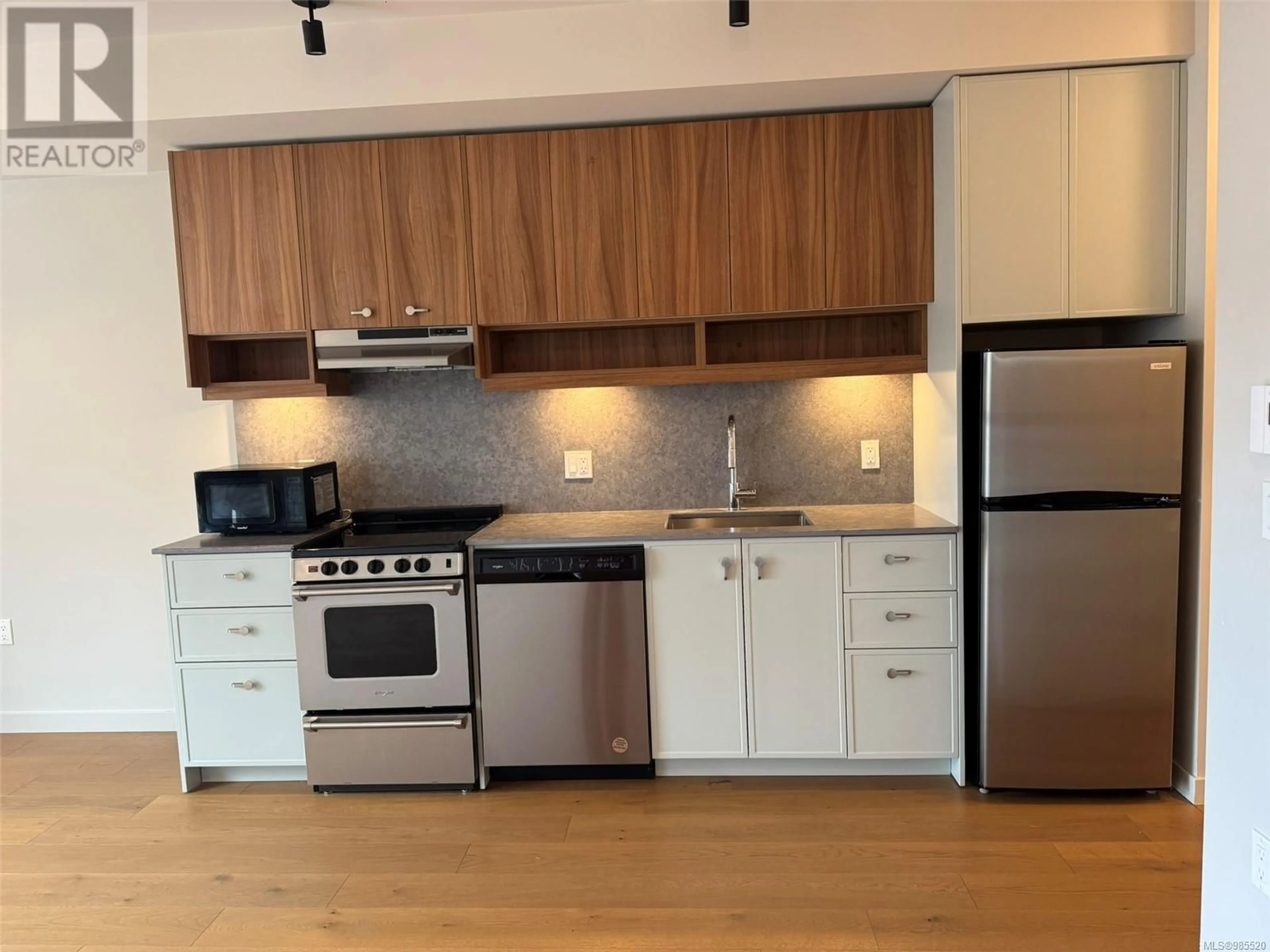 Standard kitchen, wood/laminate floor for 505 629 Speed Ave, Victoria British Columbia V8Z1A5