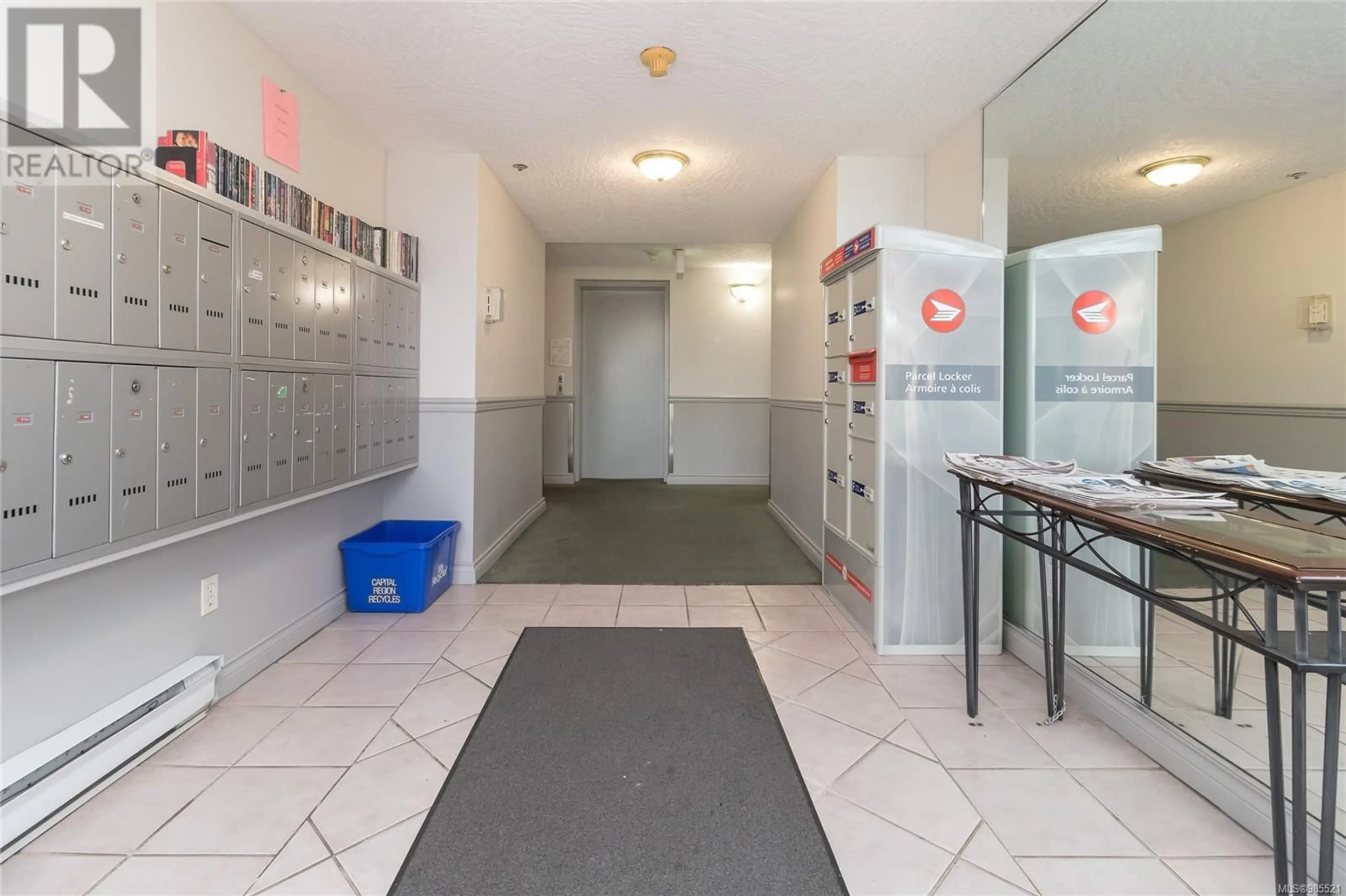 Indoor foyer for 201 520 Dunedin St, Victoria British Columbia V8T2L6