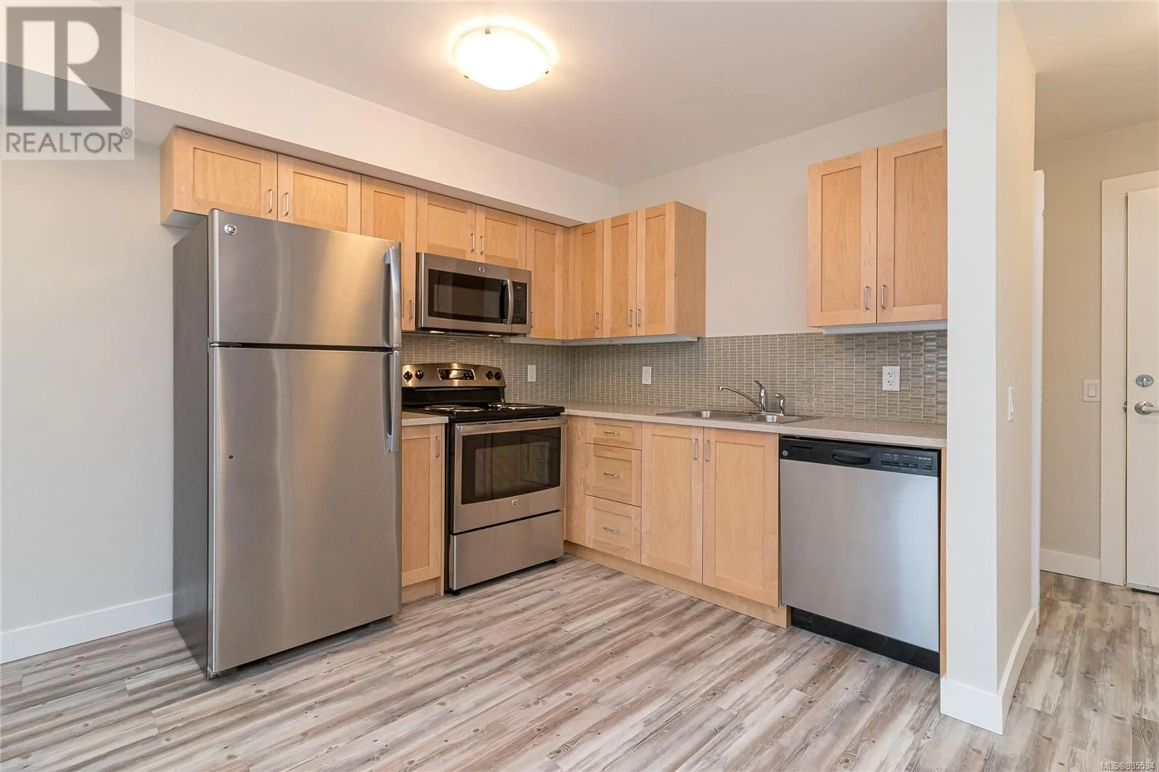 Standard kitchen, wood/laminate floor for 608 917 Avrill Rd, Langford British Columbia V9B0T2