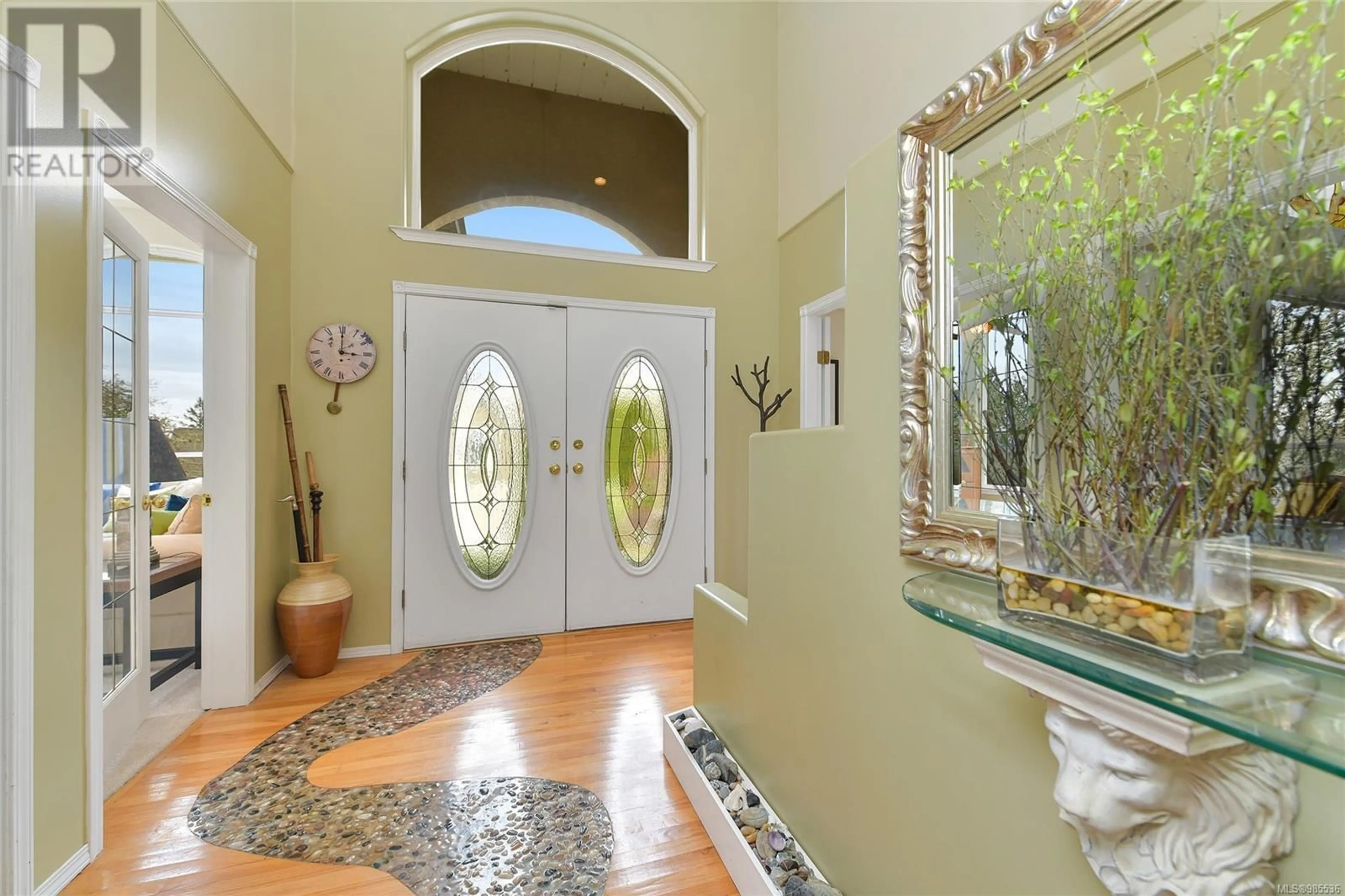 Indoor foyer for 6782 Greig Crt, Central Saanich British Columbia V8M2G4