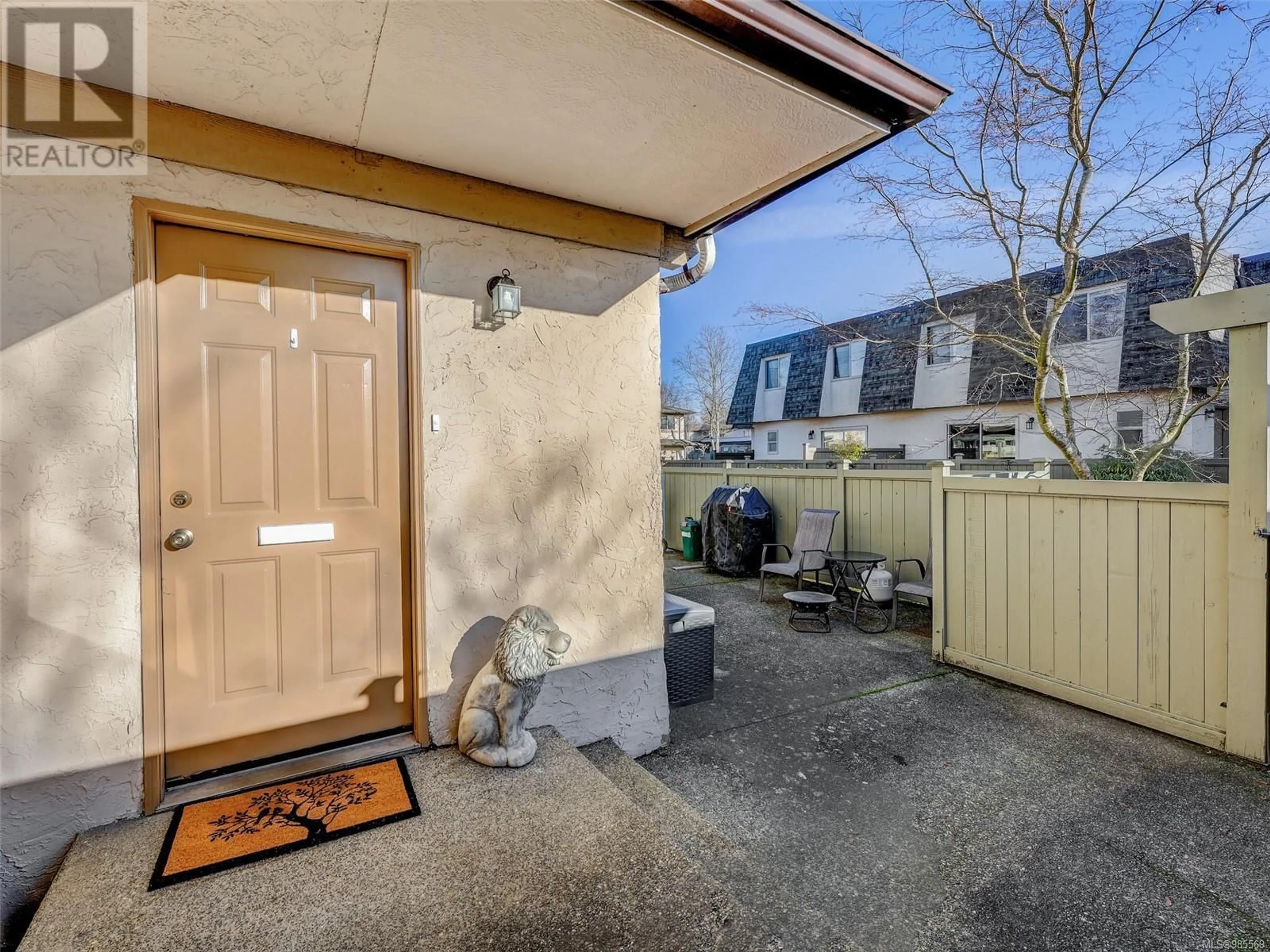 Indoor entryway for 18 4061 Larchwood Dr, Saanich British Columbia V8P5R4