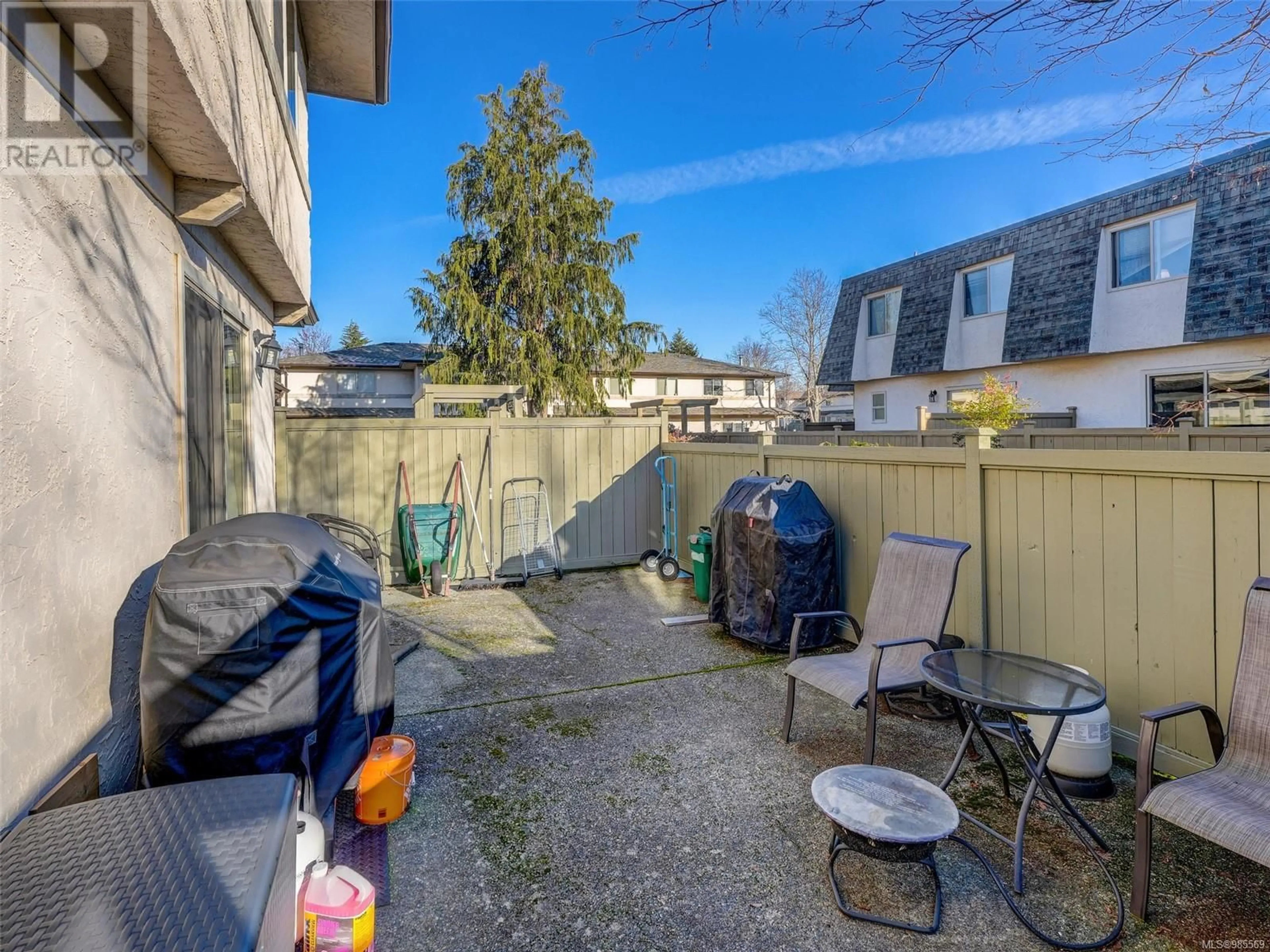 Patio, street for 18 4061 Larchwood Dr, Saanich British Columbia V8P5R4