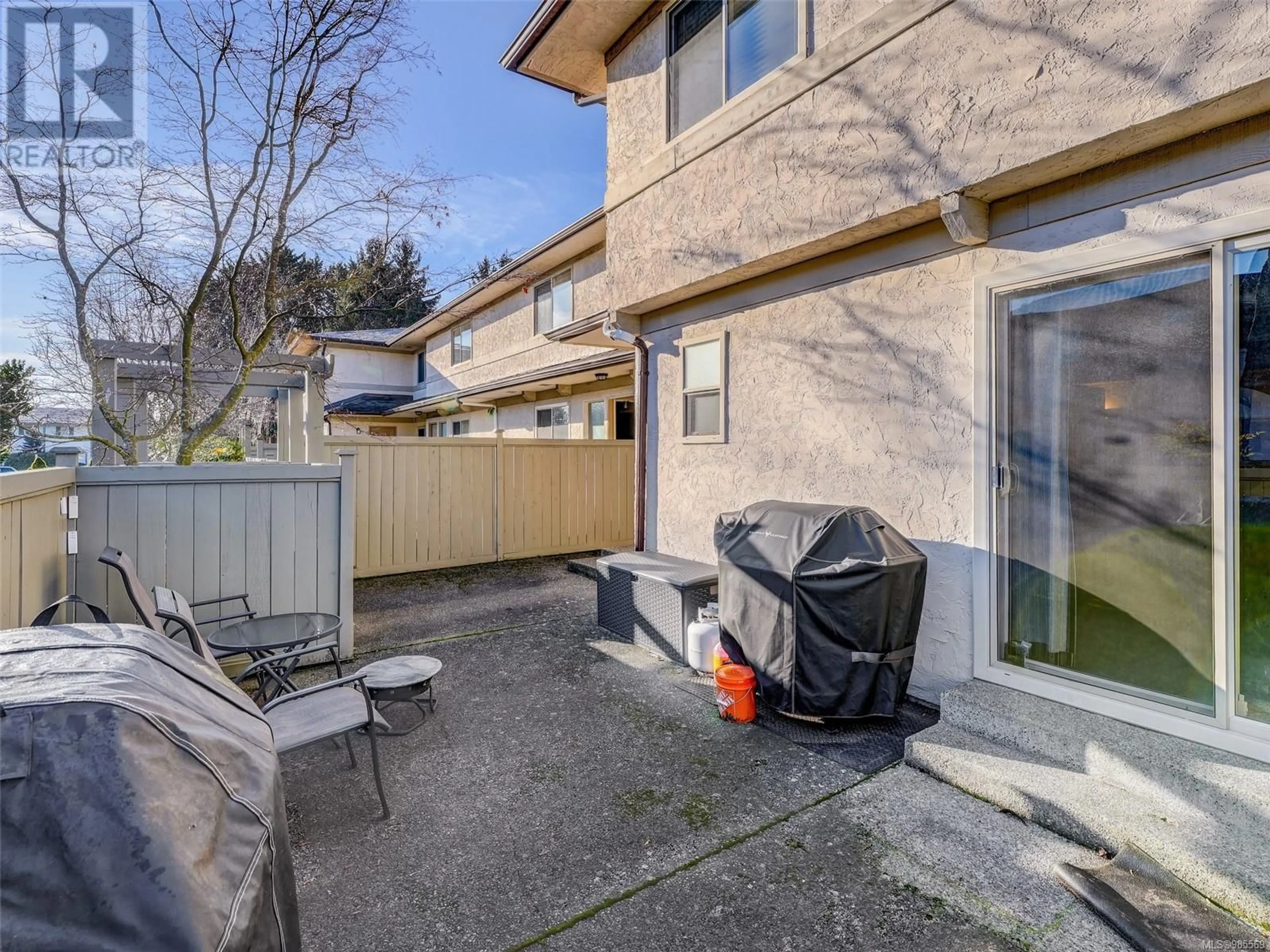 Patio, street for 18 4061 Larchwood Dr, Saanich British Columbia V8P5R4